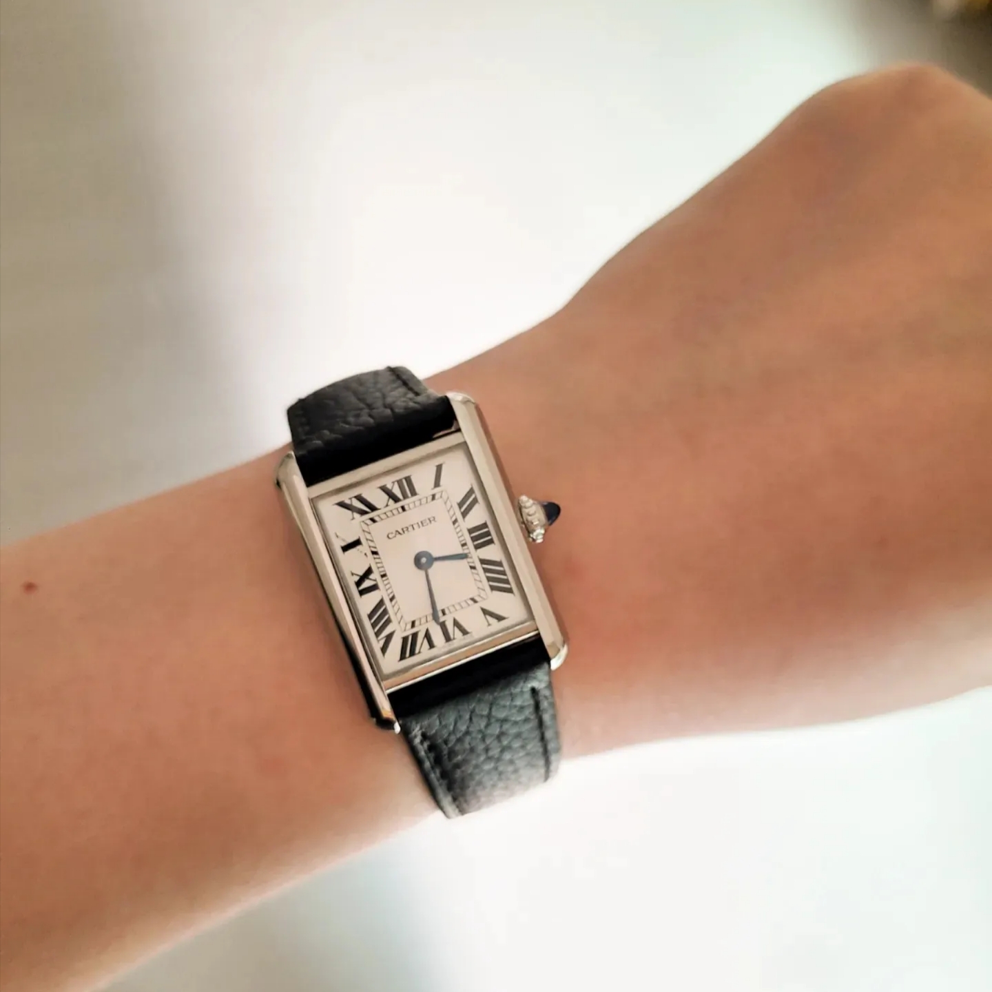 Cartier Tank Must Watch Small Quartz Steel Calfskin Black, Louis Vuitton Speedy 25 Damier Ebene 착용 스타일 - 2