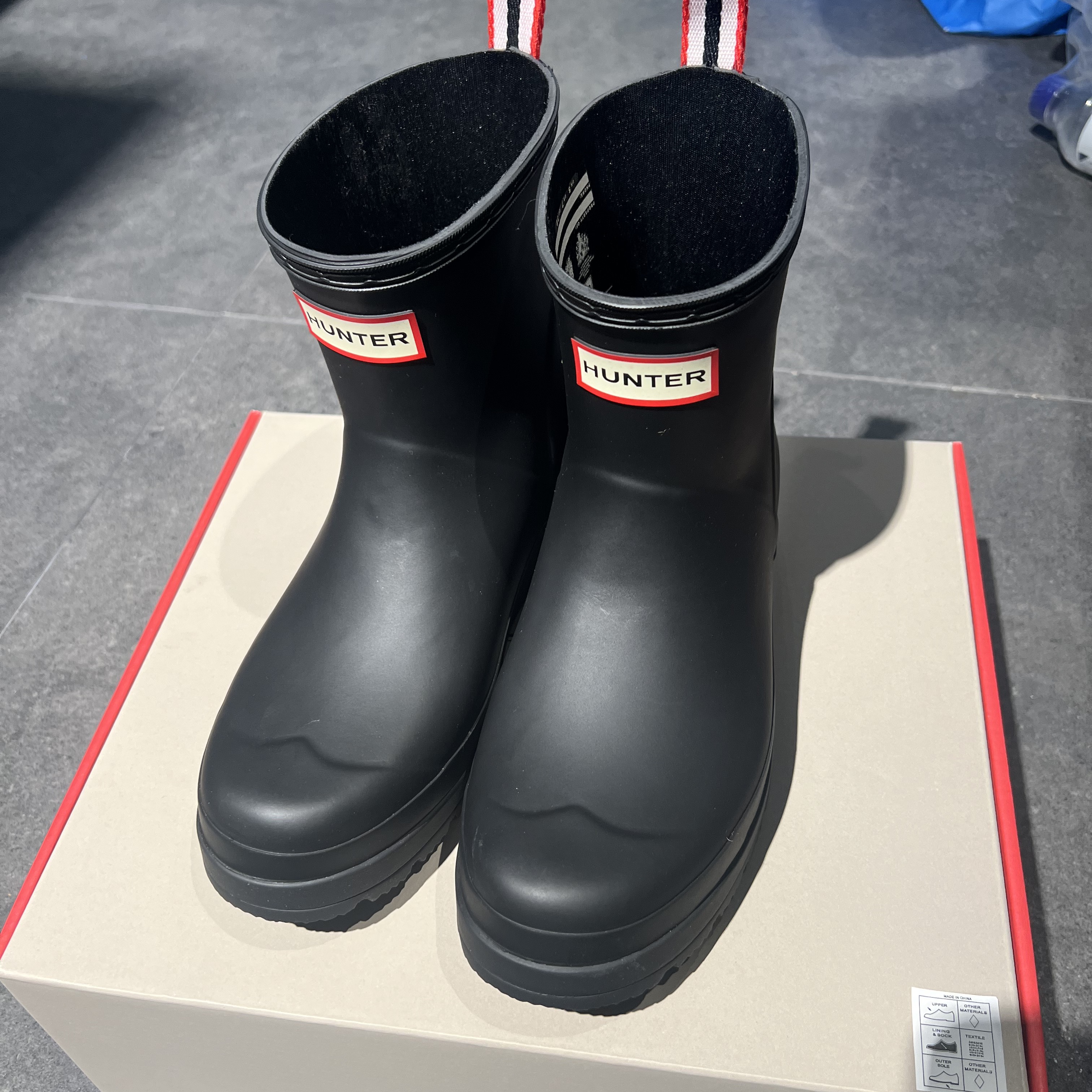(W) Hunter Play Short Rain Boots Black 착용 스타일 - 1
