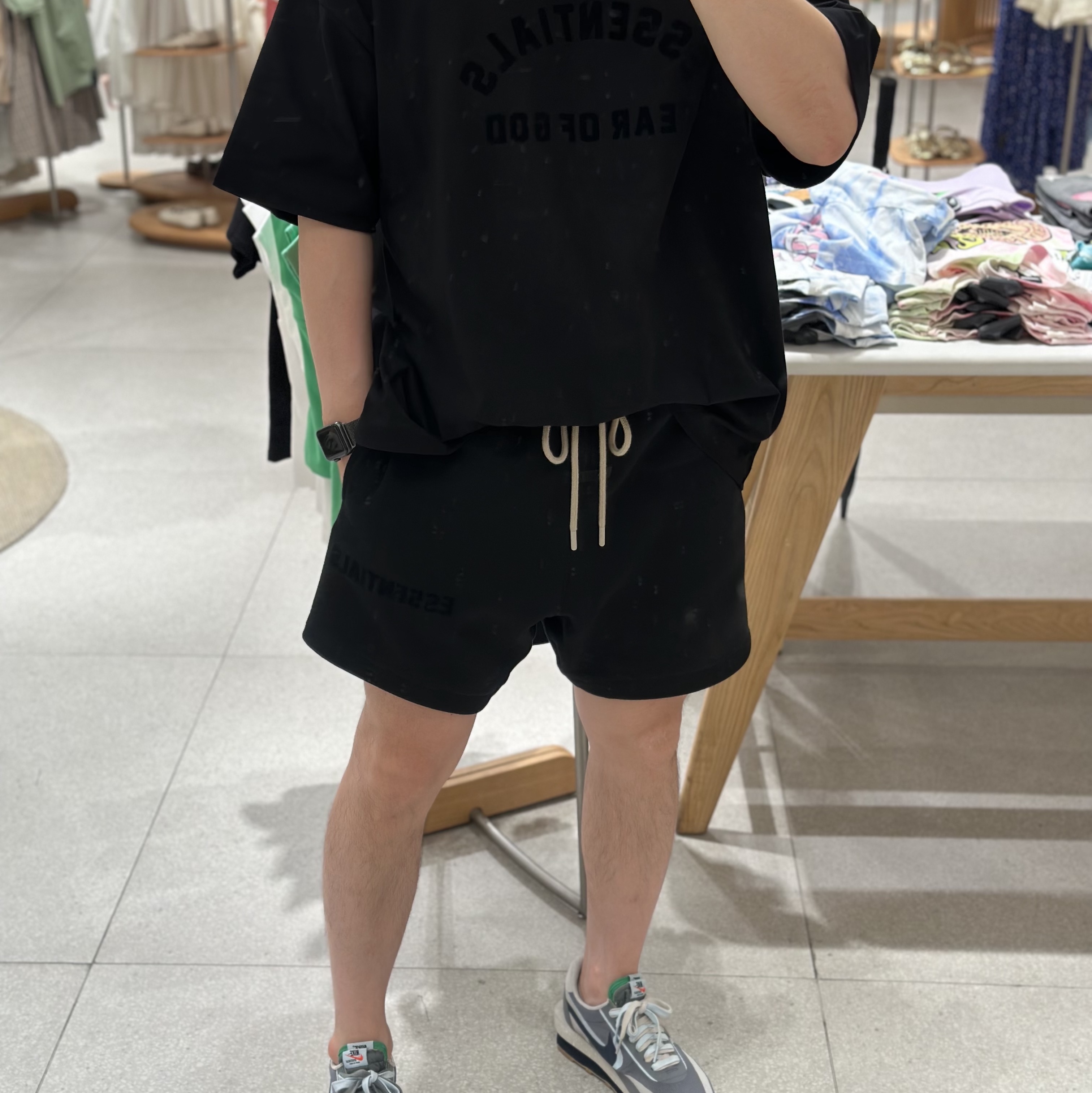 Essentials The Black Collection Sweatshorts Black - 23SS, Essentials The Black Collection T-Shirt Black - 23SS 착용 스타일 - 1