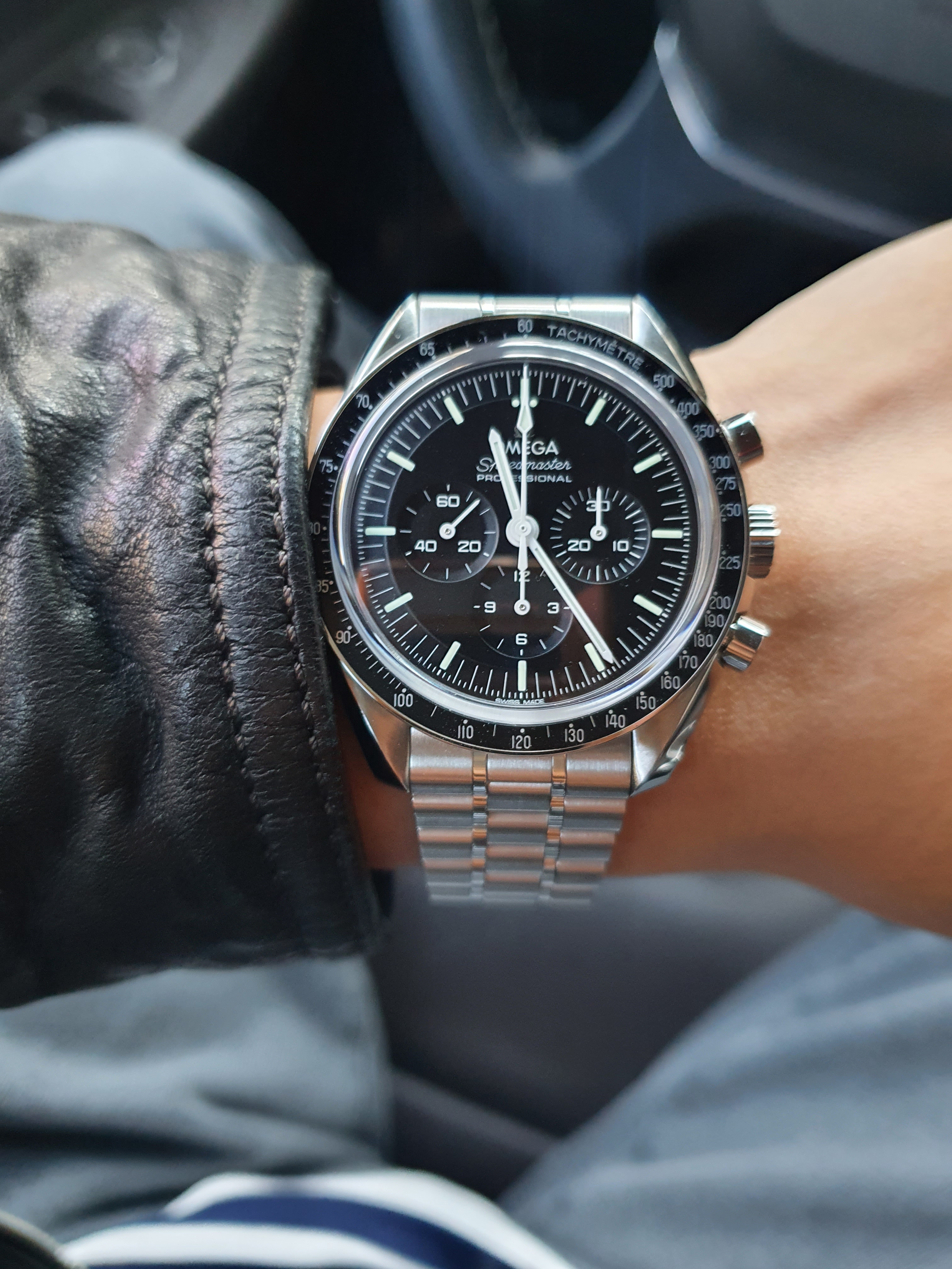 Omega Speedmaster Moonwatch Professional Co Axial Master Chronometer Chronograph Steel Black (Transparent Caseback Ver.) 착용 스타일