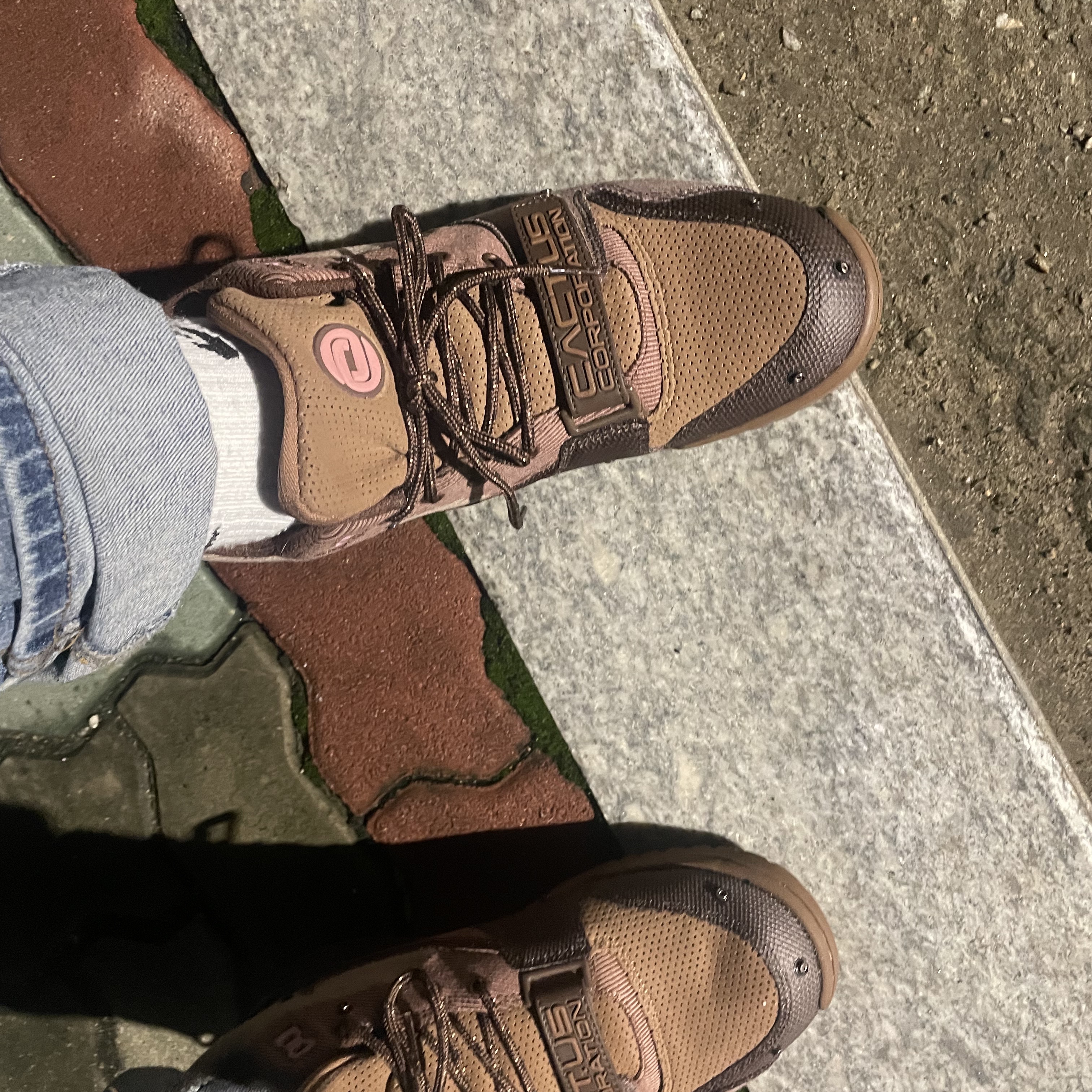 Nike x Travis Scott Air Trainer 1 Archaeo Brown and Rust Pink 착용 스타일 - 2