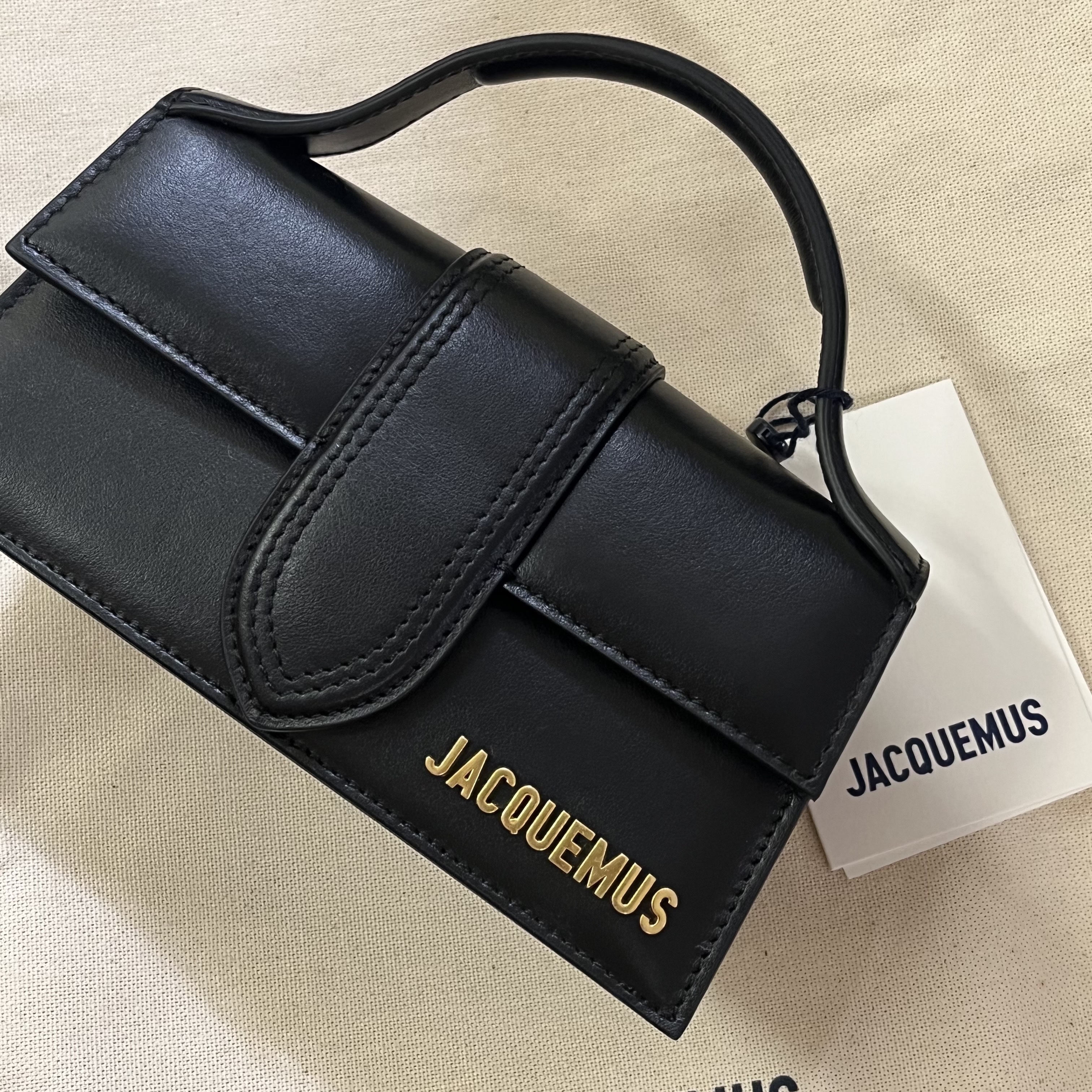 Jacquemus Le Bambino Small Crossbody Strap Bag Black 착용 스타일
