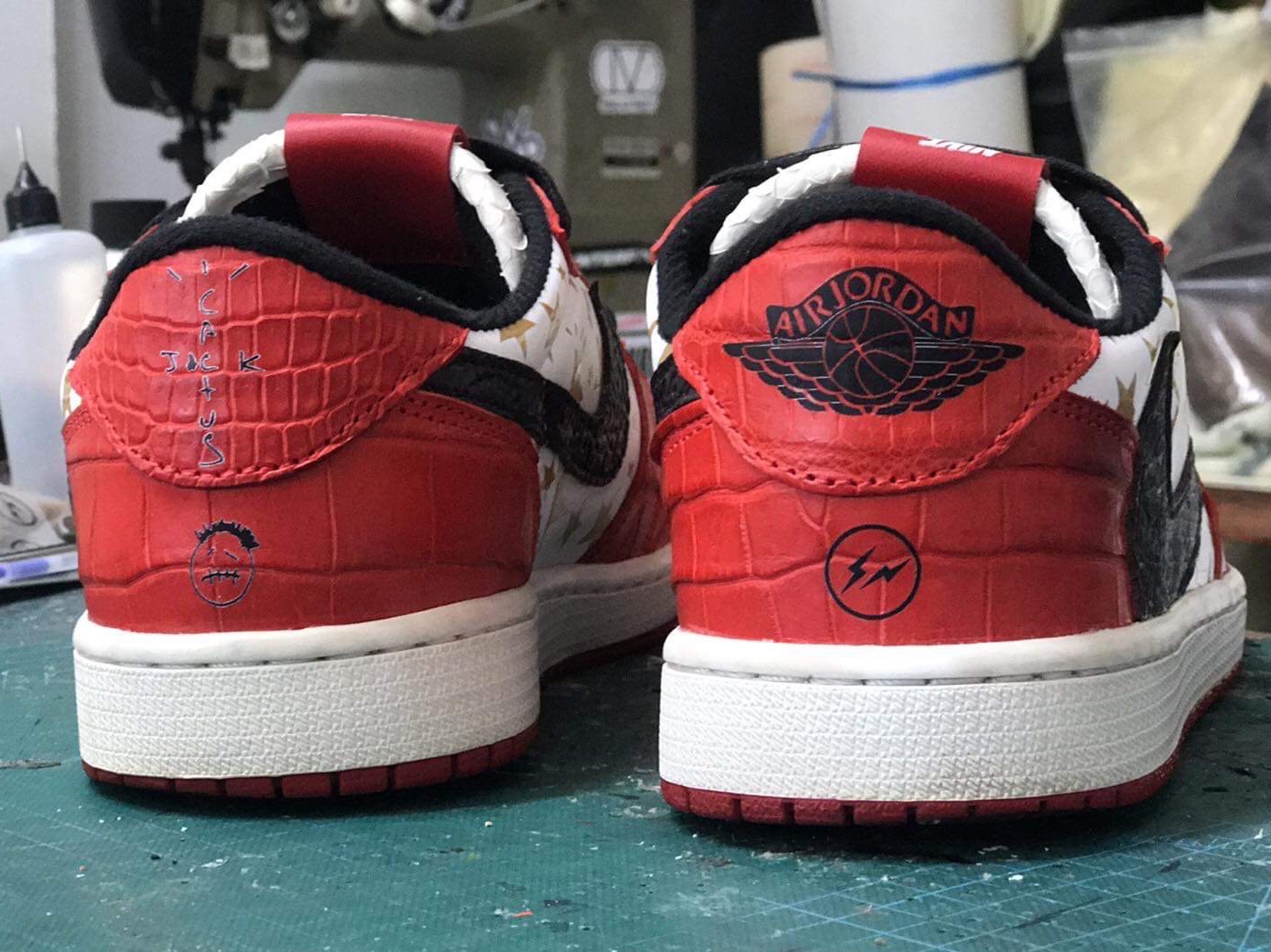 Jordan 1 x Travis Scott x Fragment Retro Low OG SP Military Blue 착용 스타일 - 3