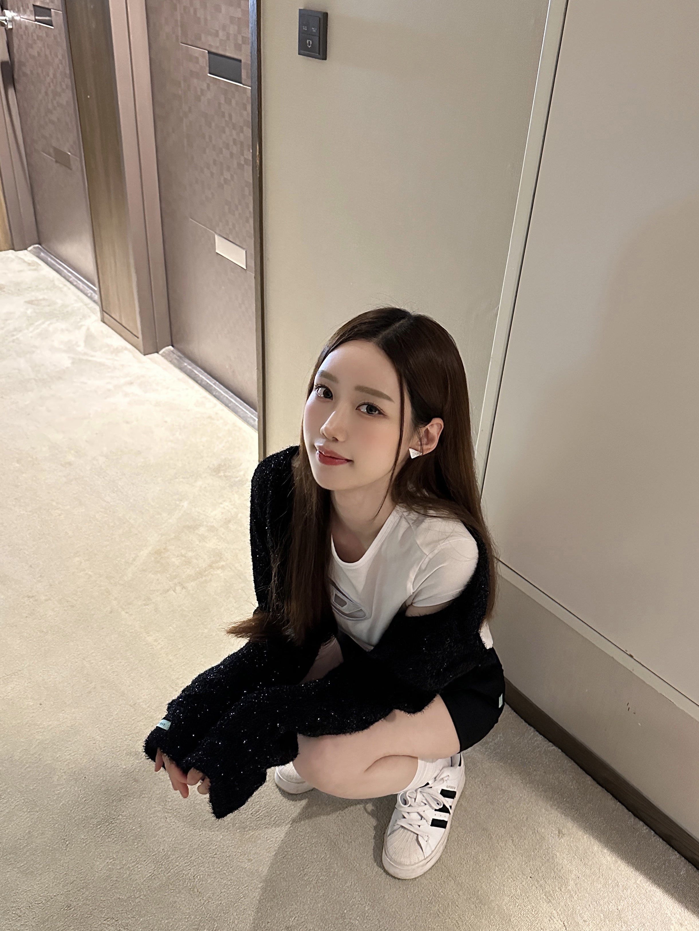 (W) Diesel T-Angie Peekaboo Logo T-Shirt White, (W) Adidas Superstar Bonega Cloud White Core Black 착용 스타일 - 1