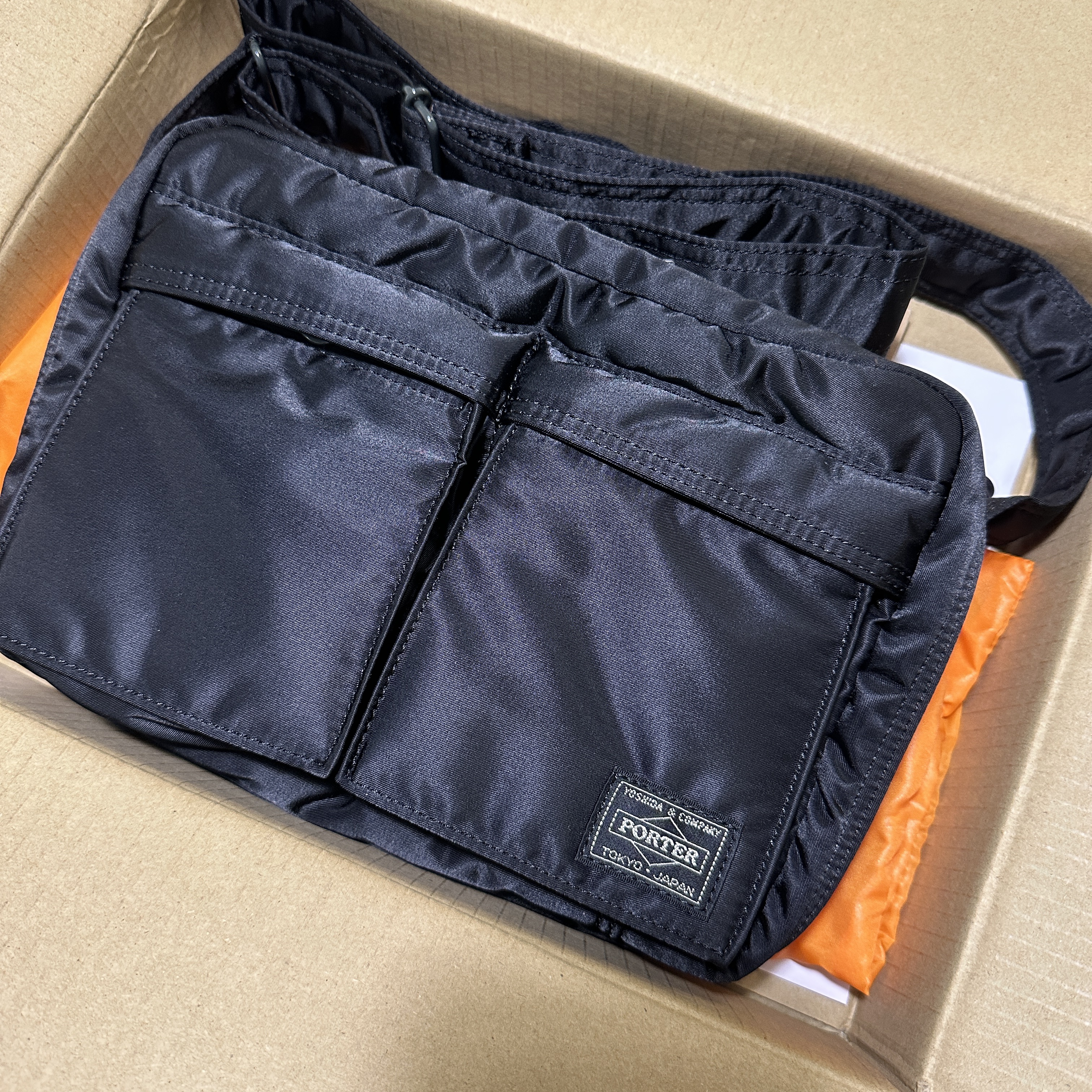 Porter Tanker Shoulder Bag S Black 착용 스타일
