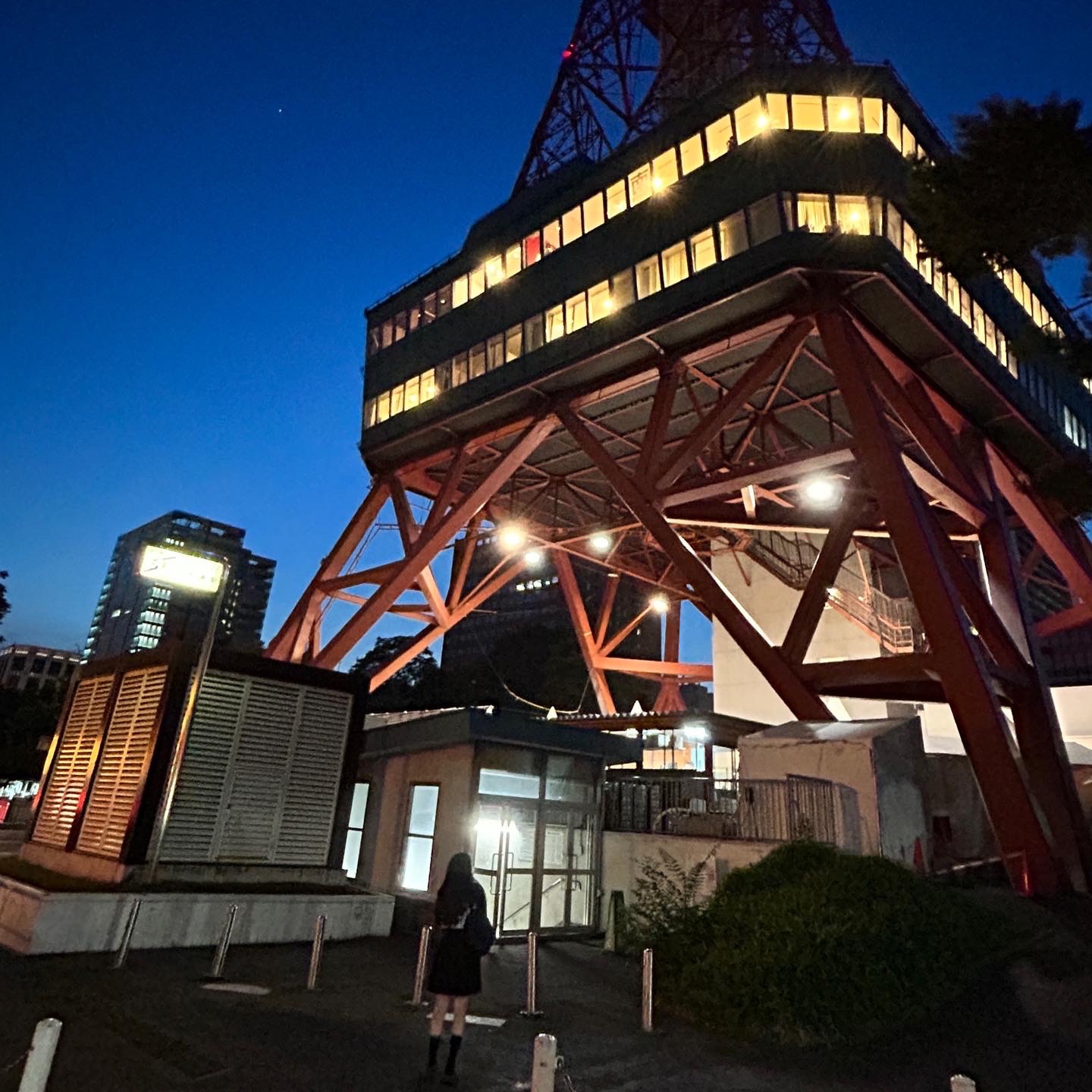 Adidas Yeezy Slide Onyx, Stussy x Martine Rose Collage Pigment Dyed T-Shirt Black 착용 스타일 - 3