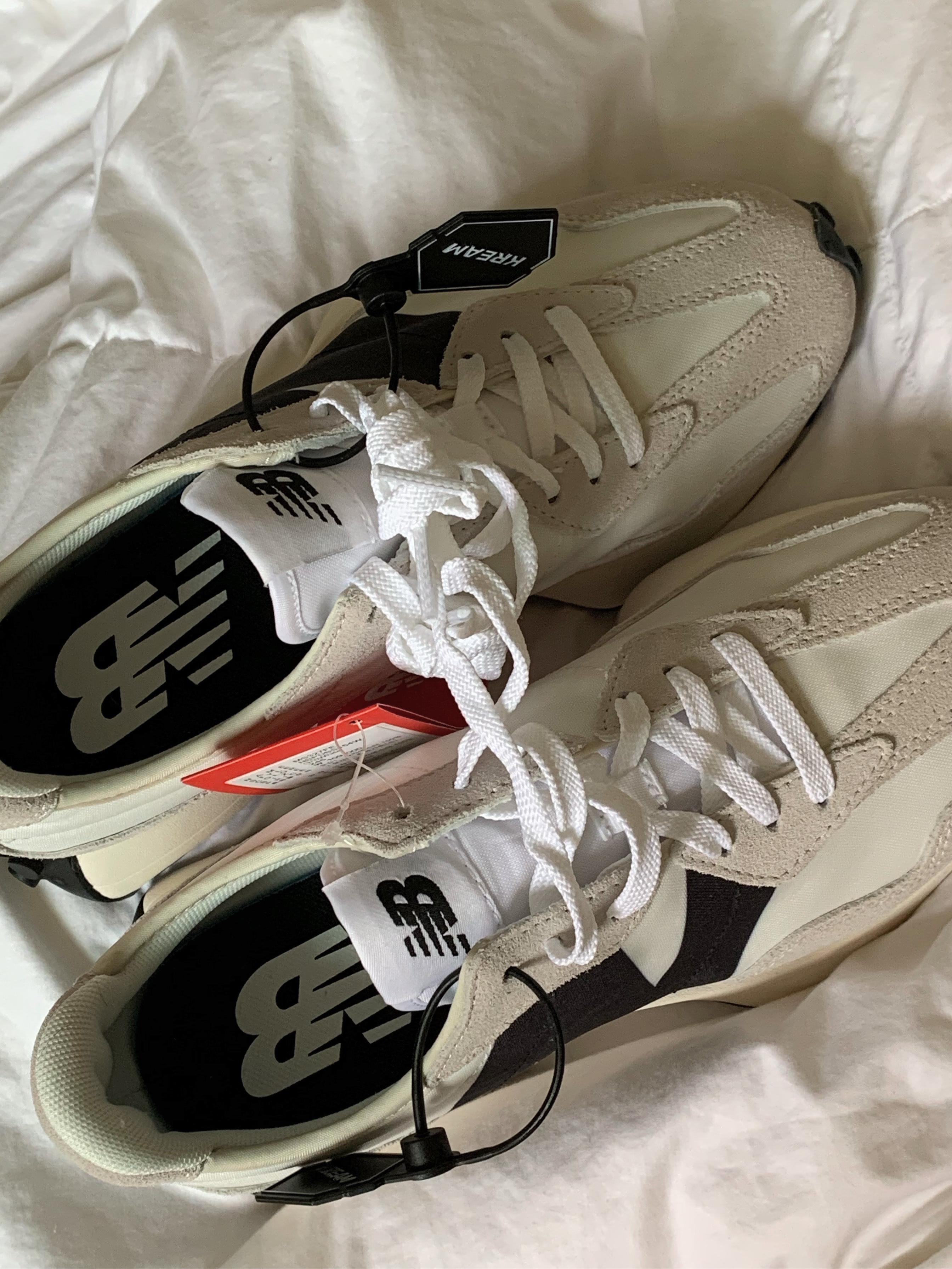 New Balance 327 White Black 착용 스타일