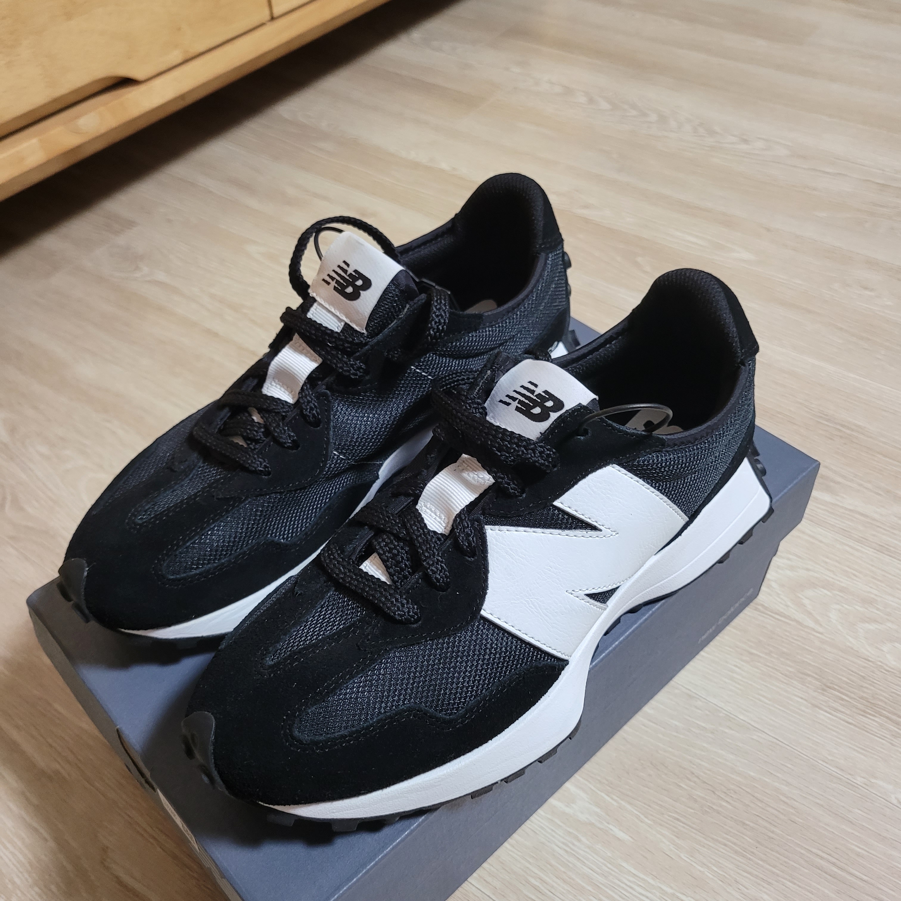 New Balance 327 Black White 착용 스타일 - 1