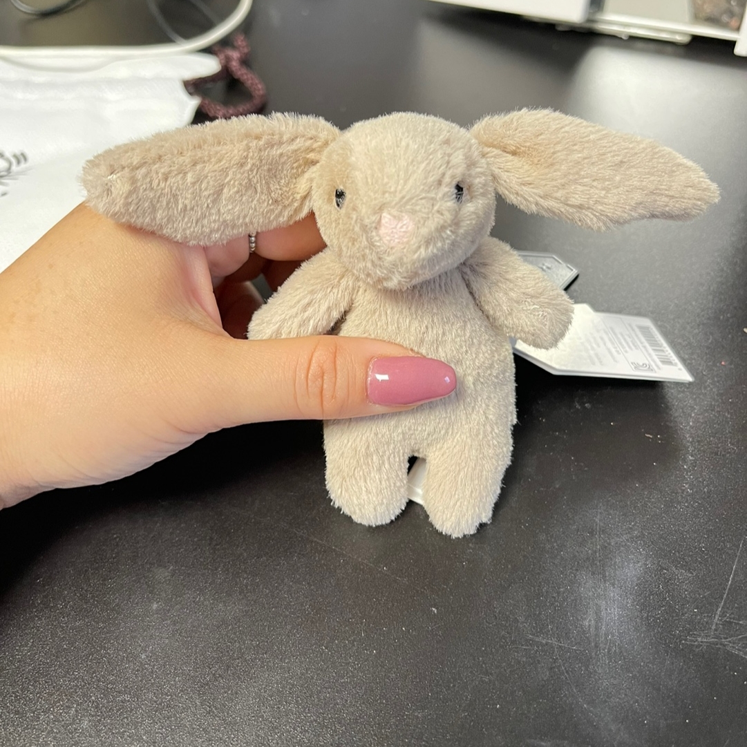 Jellycat Bashful Bunny Bag Charm Beige 착용 스타일