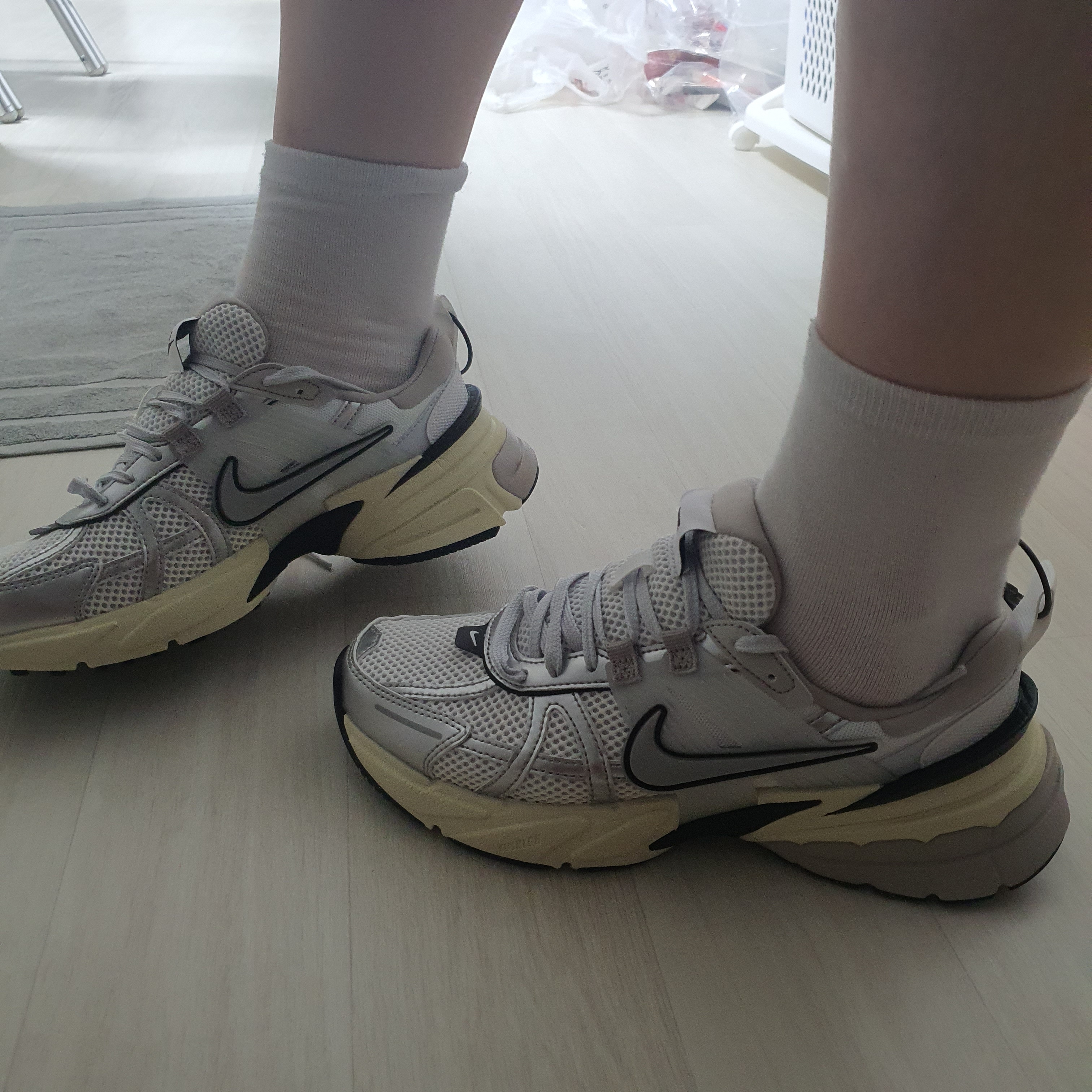 Nike V2K Run Summit White Metallic Silver 착용 스타일