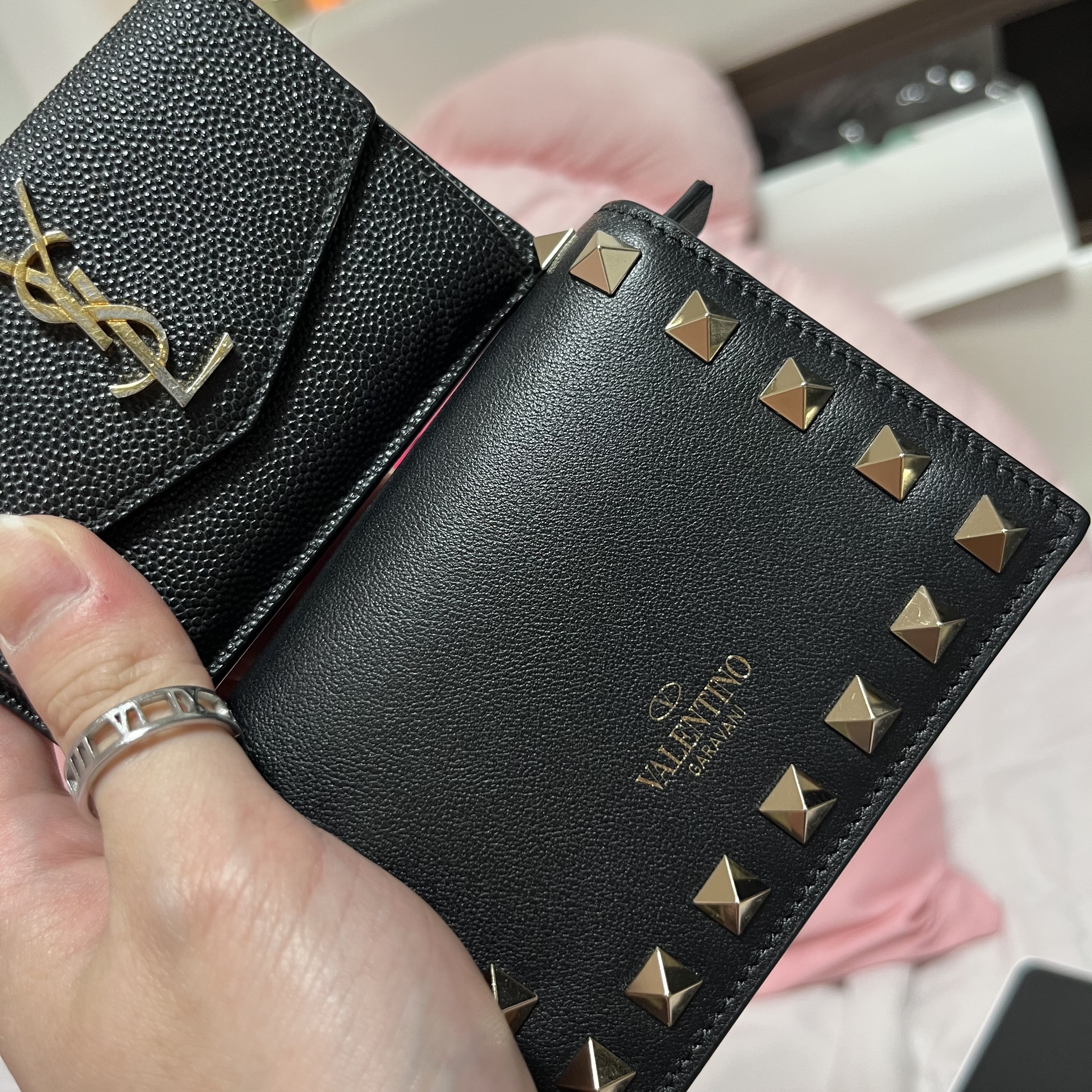 Valentino Rockstud Calfskin Small Wallet Black 착용 스타일