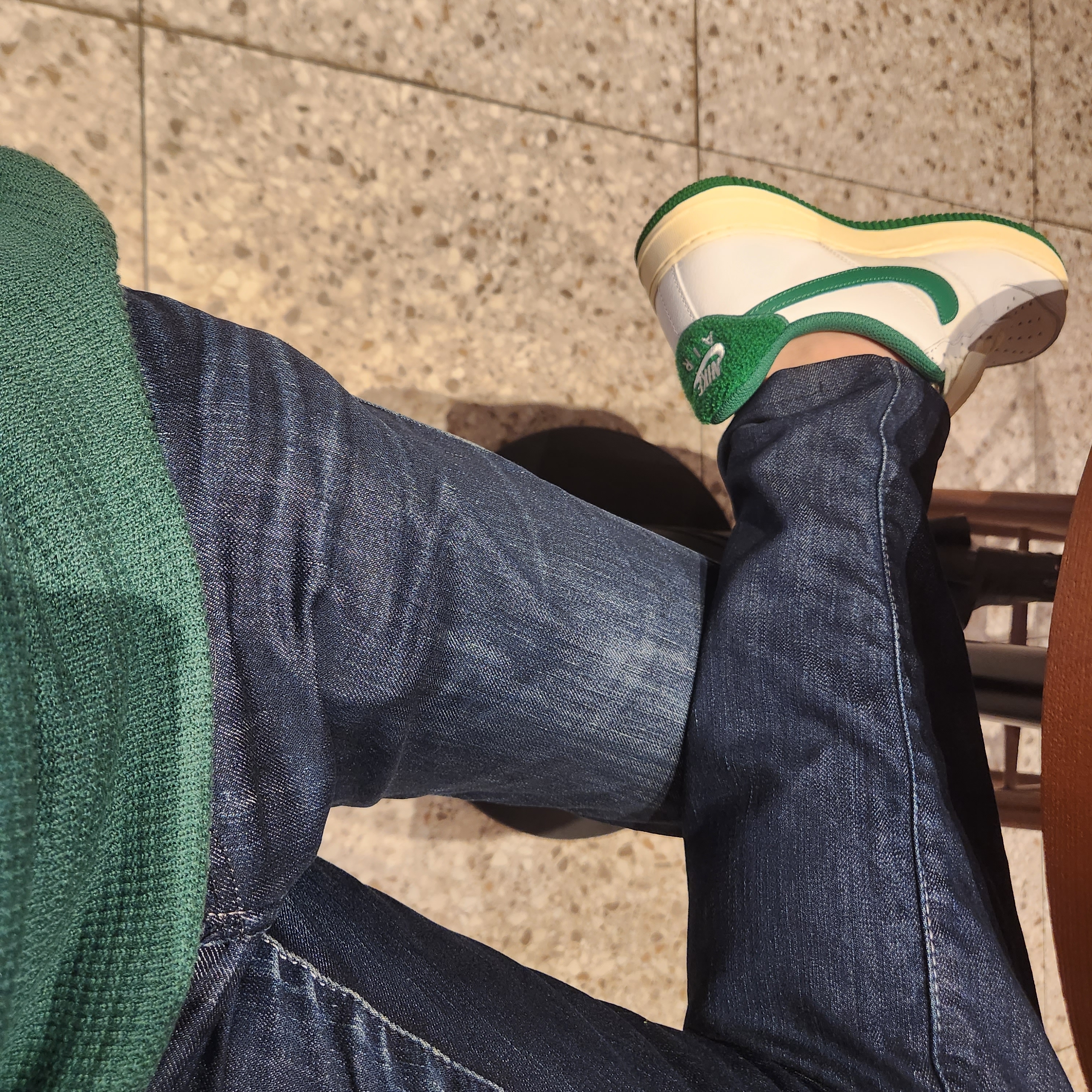 Nike Air Force 1 '07 LV8 Varsity White Pine Green 착용 스타일