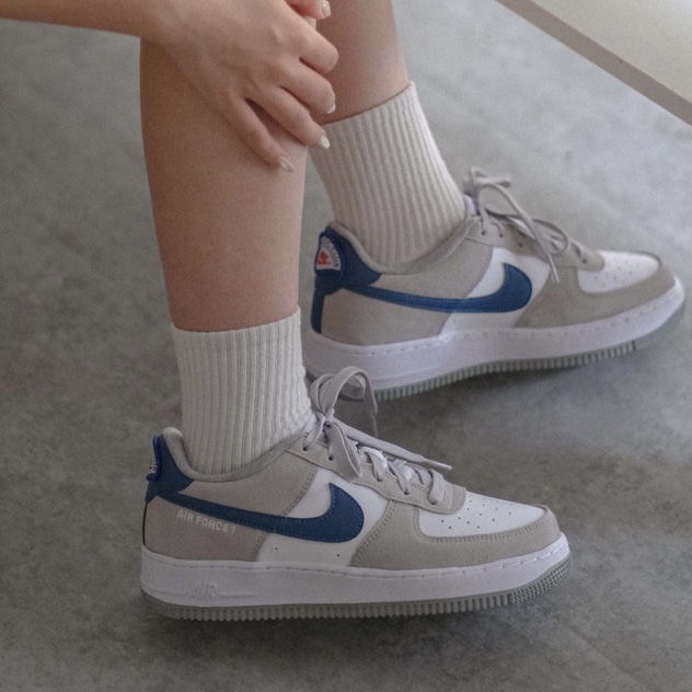 (GS) Nike Air Force 1 LV8 Athletic Club Light Smoke Grey Marina 착용 스타일