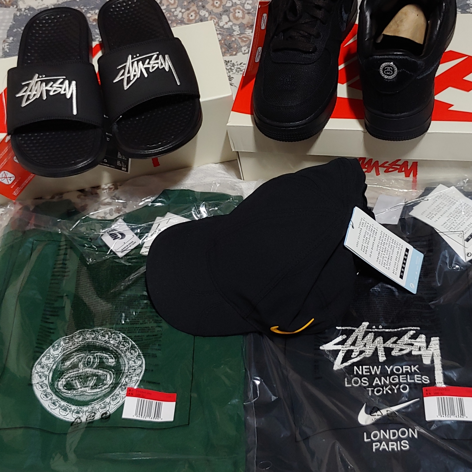 Nike x Stussy Air Force 1 Low Triple Black, Nike x Stussy Benassi Slide Black 착용 스타일 - 1