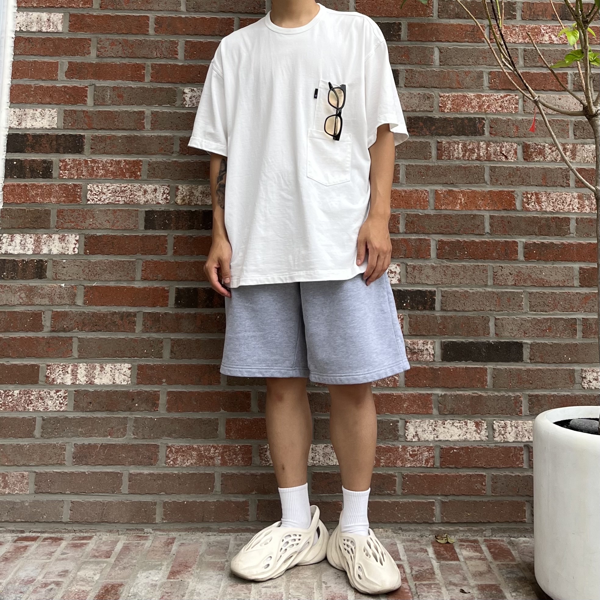 Adidas Yeezy Foam RNNR Sand 착용 스타일