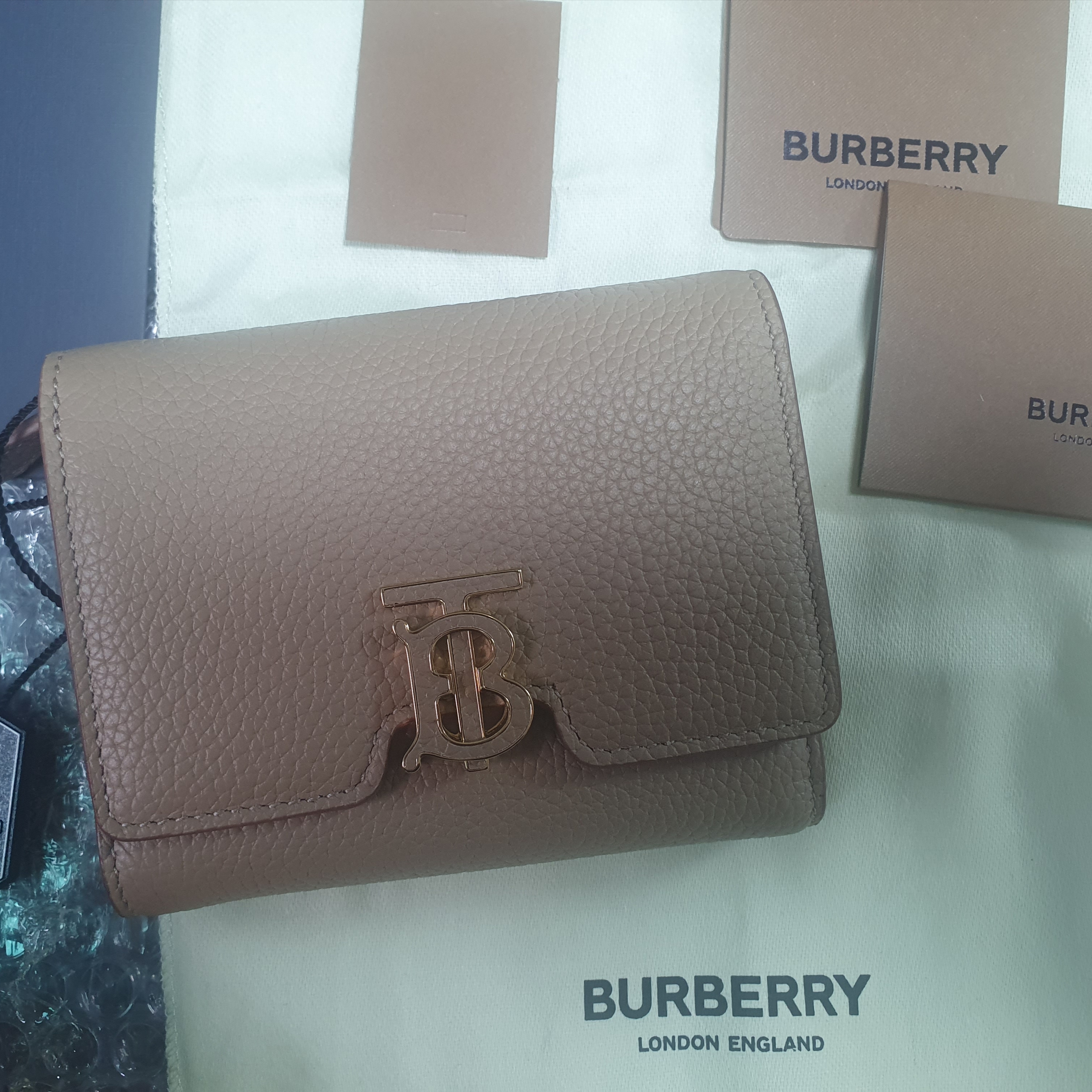 Burberry Grainy Leather TB Compact Wallet Oat Beige 착용 스타일