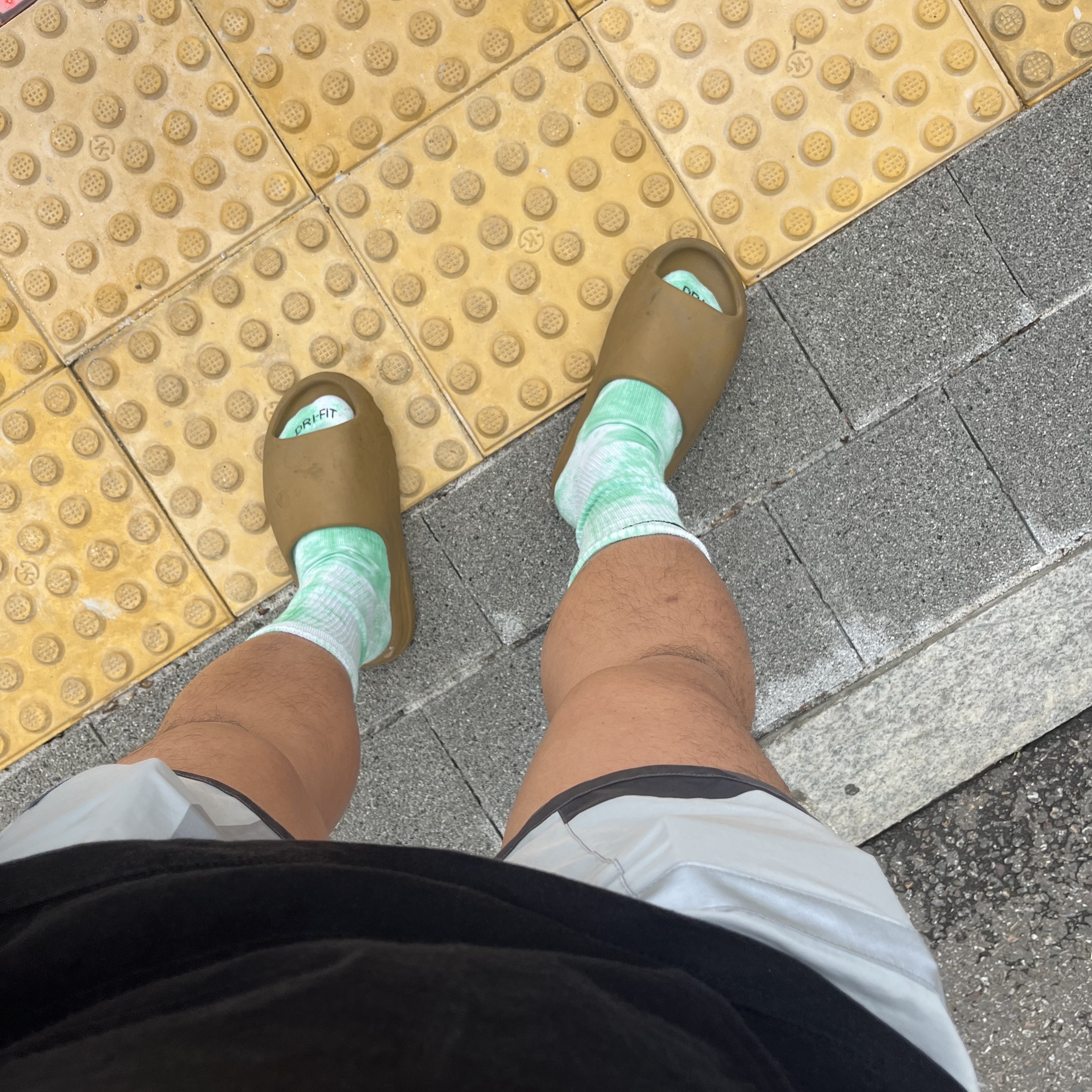 Adidas Yeezy Slide Ochre 착용 스타일