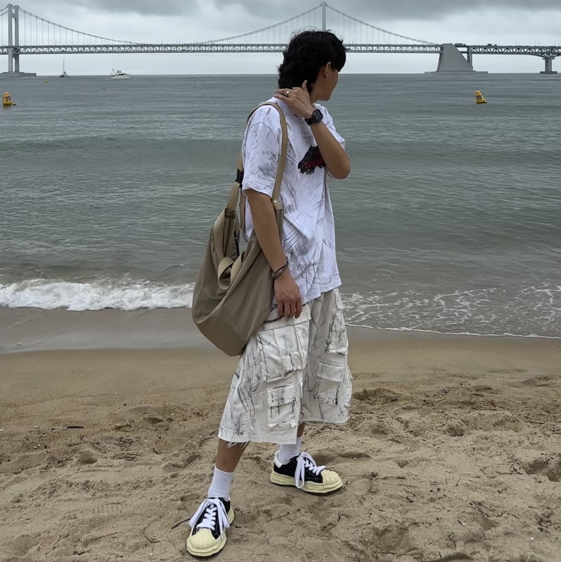 Nos Couleurs Distressed Cargo Shorts White, Nos Couleurs No Comment T-Shirt White 착용 스타일 - 2