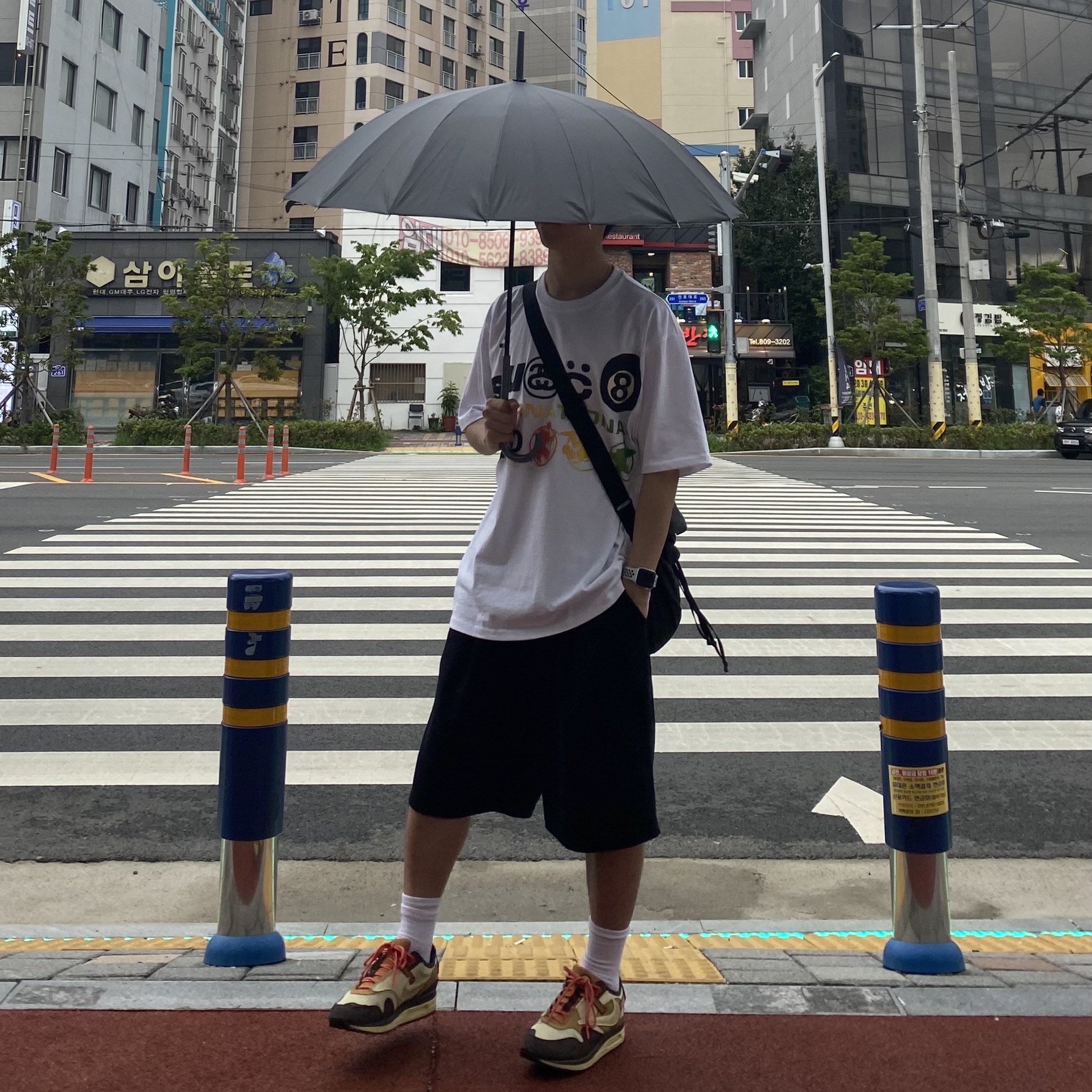 Stussy x Cactus Plant Flea Market International T-Shirt White, Uniqlo U Drawstring Shoulder Bag Black 착용 스타일 - 1