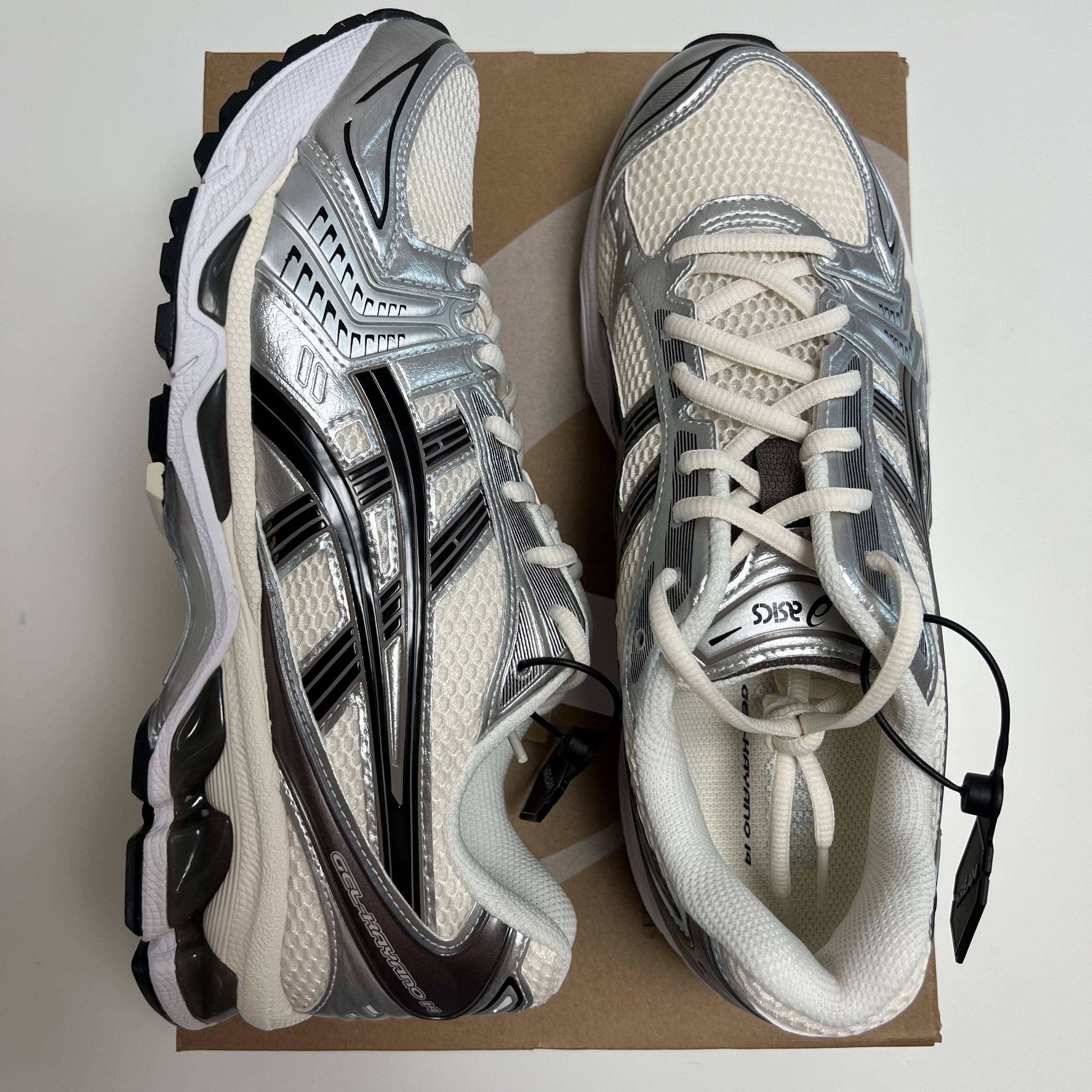 Asics Gel-Kayano 14 Cream Black 착용 스타일 - 1