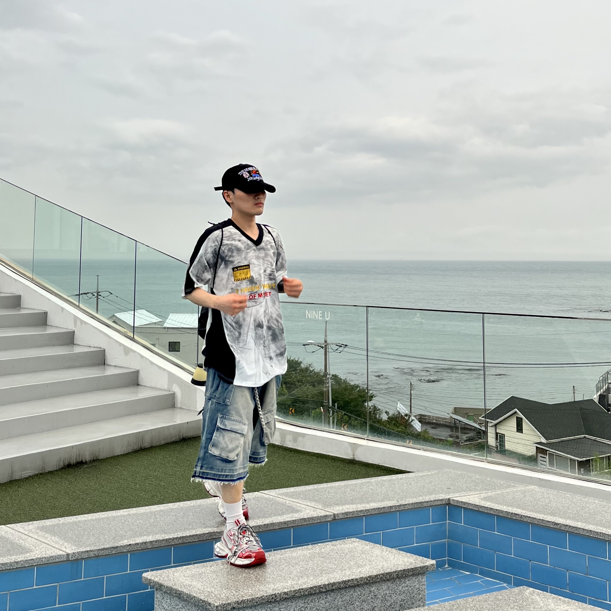 Nos Couleurs Washed Film Jersey T-Shirt White, Balenciaga 3XL Sneakers White Red 착용 스타일 - 2