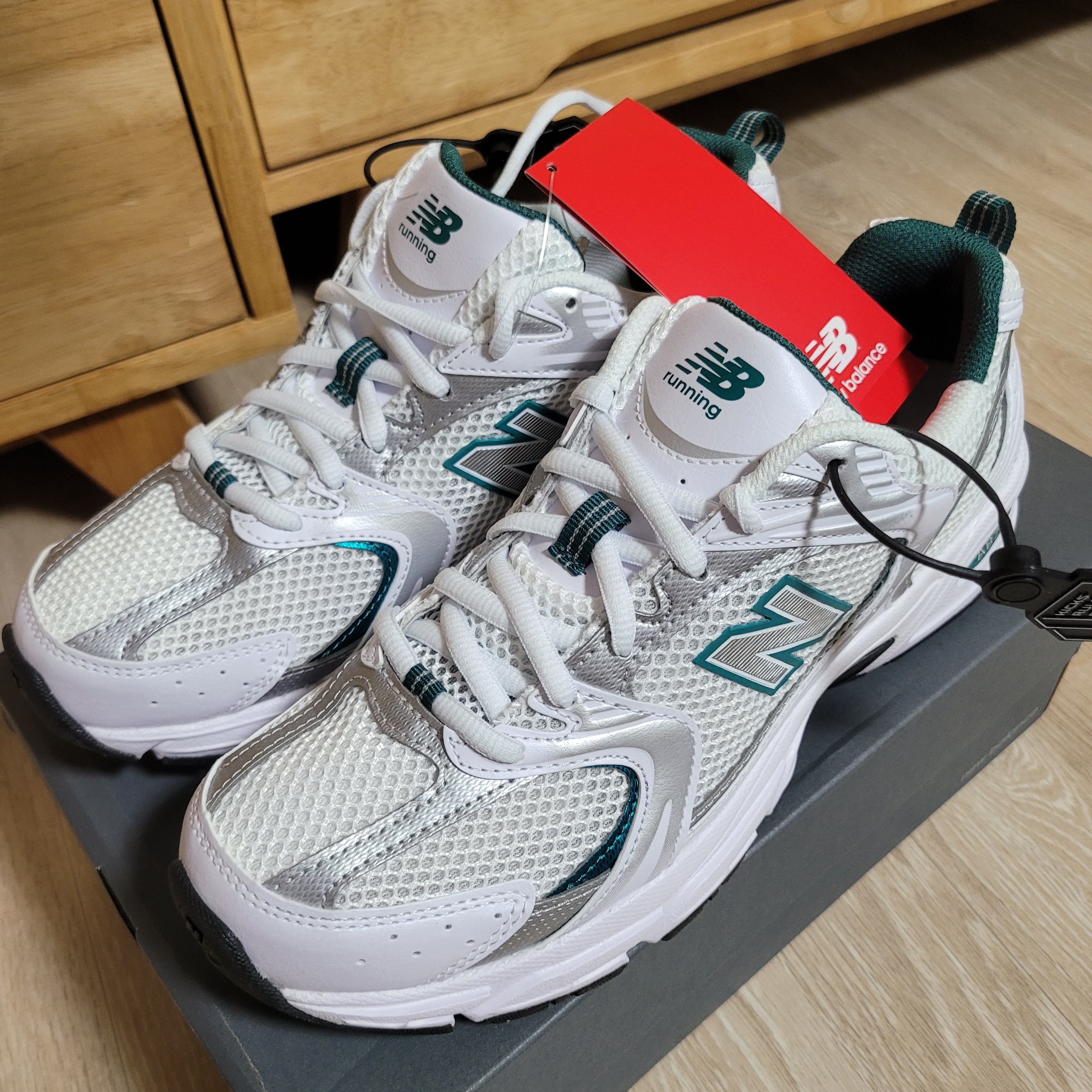 New Balance 530 White Mint 착용 스타일 - 1