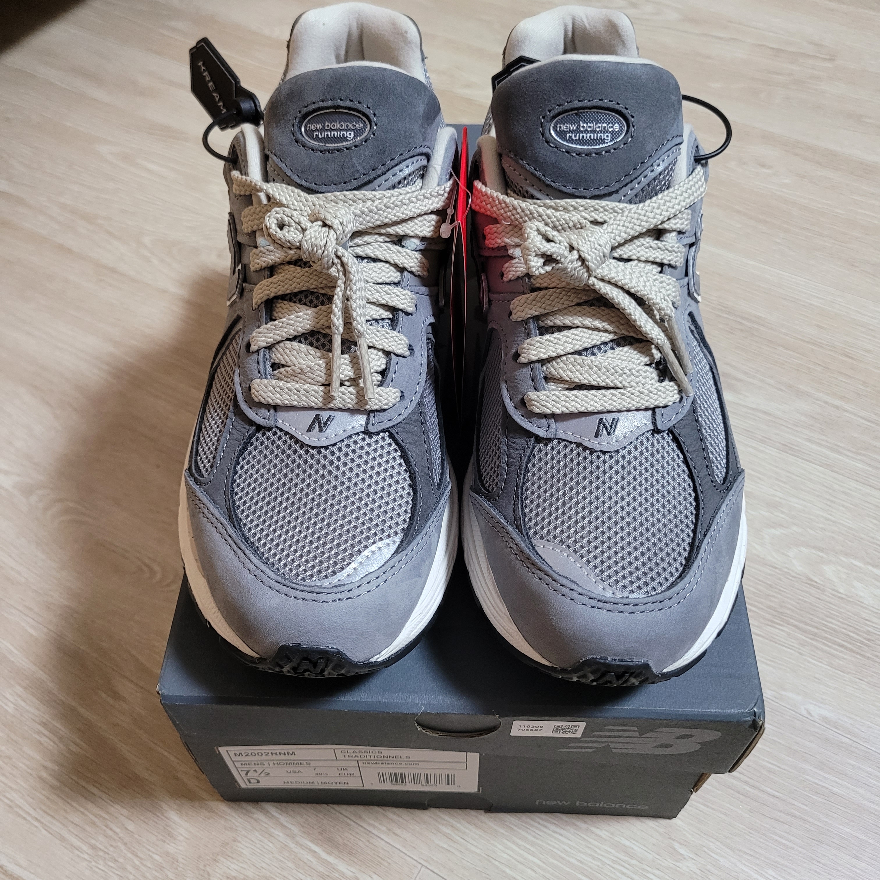New Balance 2002R Premium Vintage Grey 착용 스타일 - 2