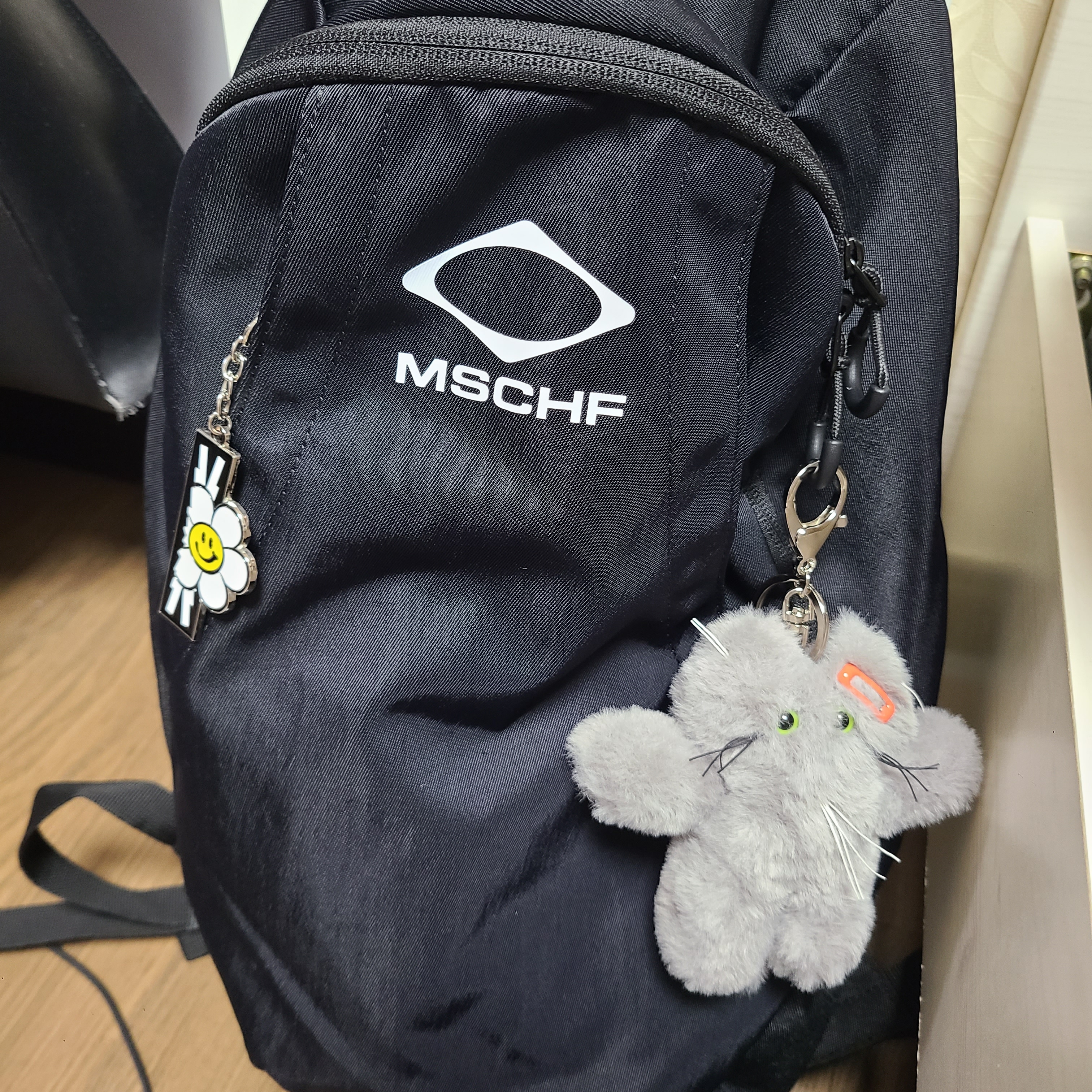 Mischief Rhombus Backpack Black, Godashin Cats Keyring Grey 착용 스타일