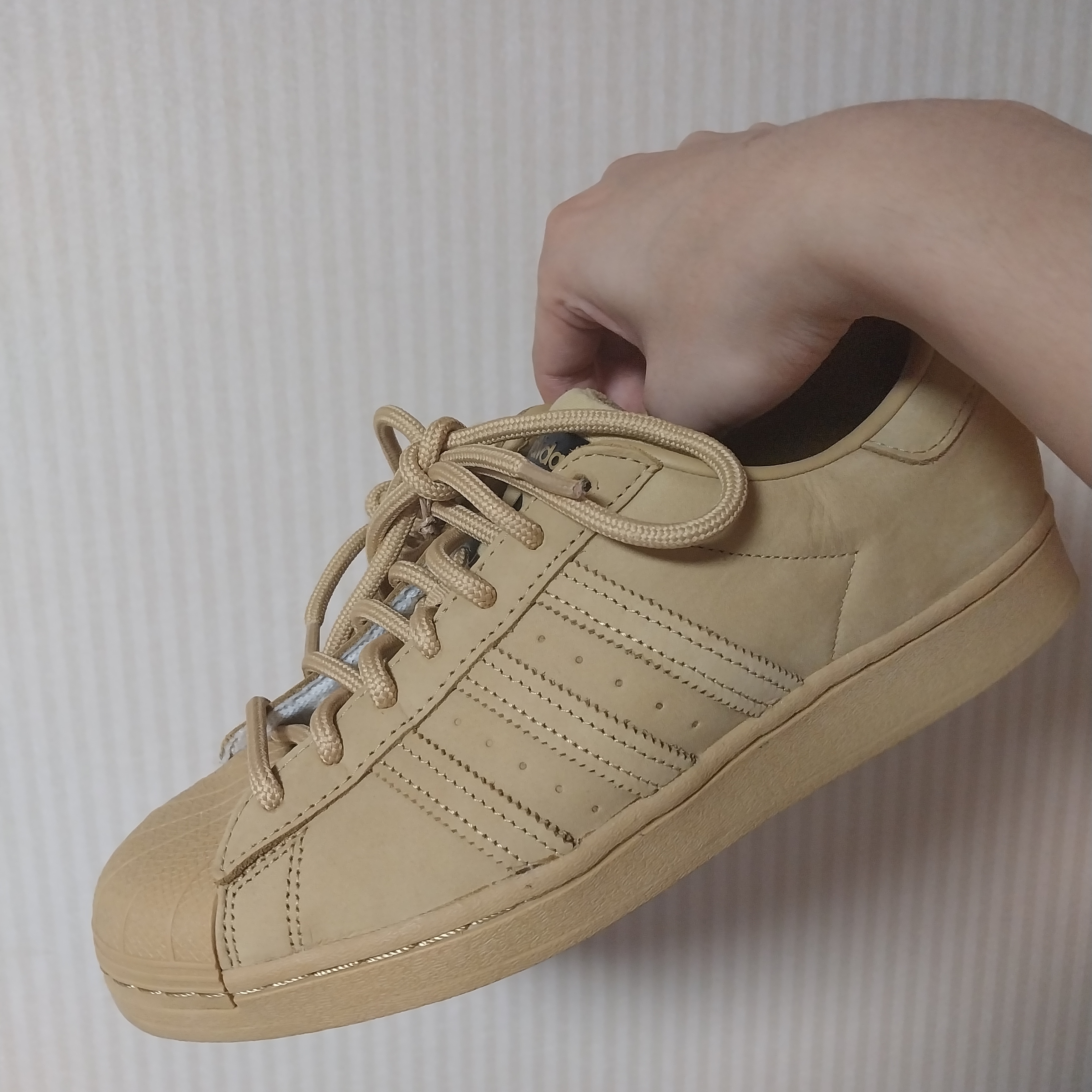Adidas Superstar Mesa Brown 착용 스타일