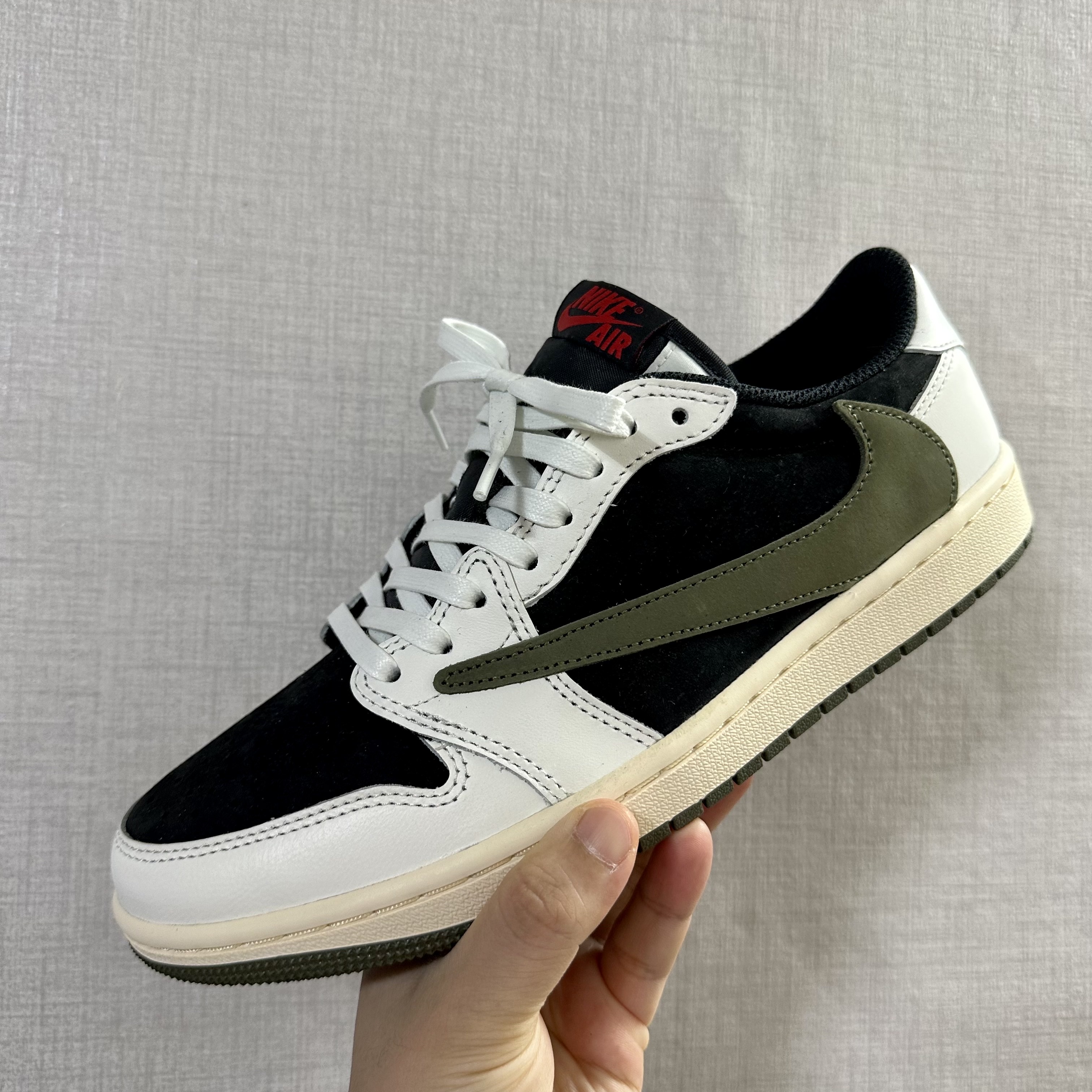 (W) Jordan 1 x Travis Scott Retro Low OG SP Medium Olive 착용 스타일 - 1