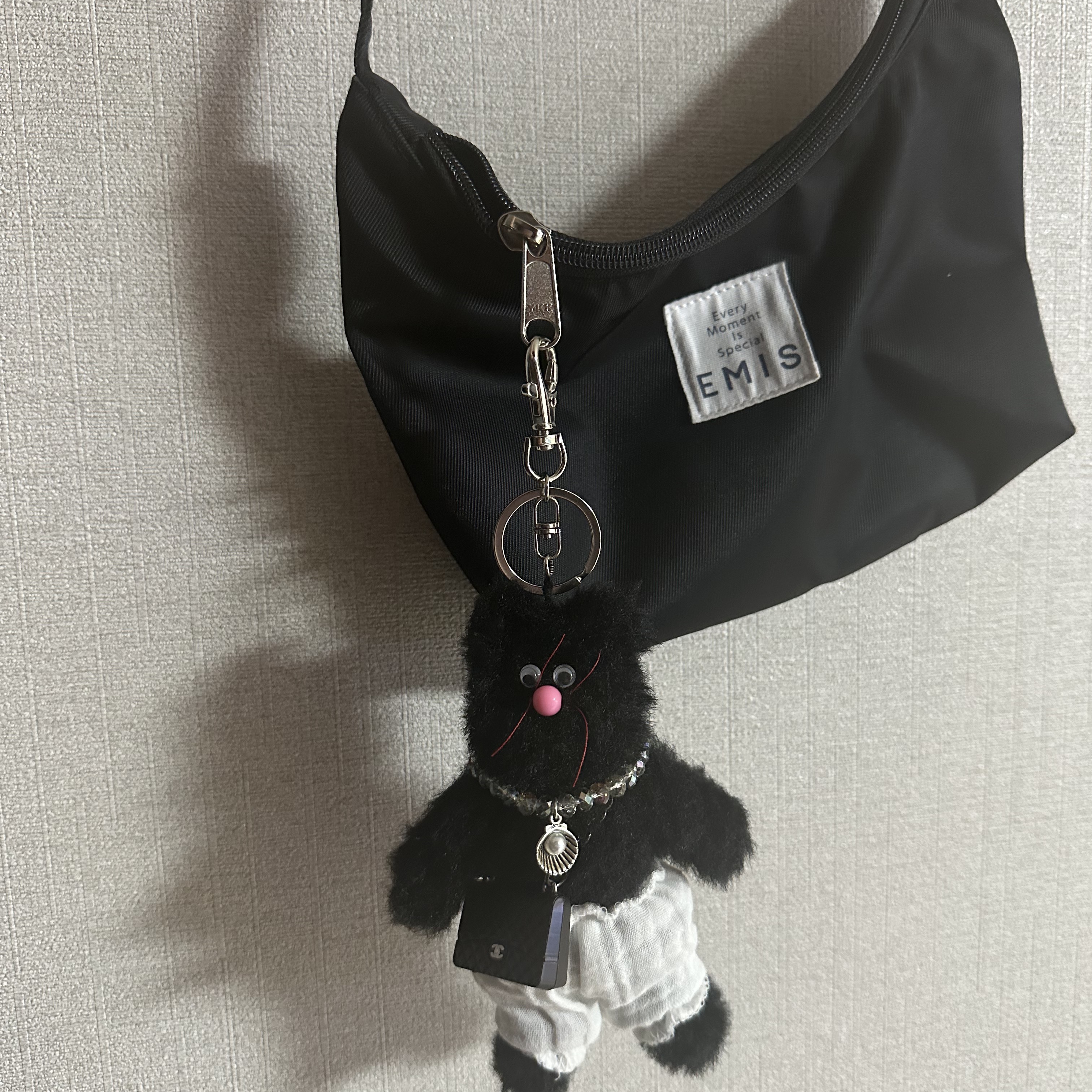 Monamhee Beulpingi Keyring with White Pants Black 착용 스타일