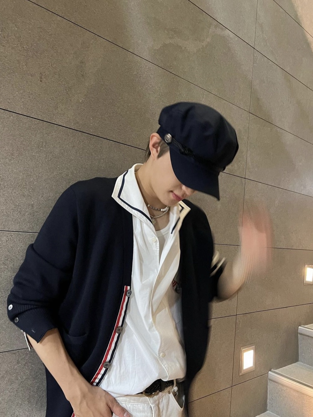 Thom Browne Sustainable Fine Merino Wool 4-Bar Classic Cardigan Navy, Kenzo Bowling Elephant Hawaiian Shirt Blue 착용 스타일