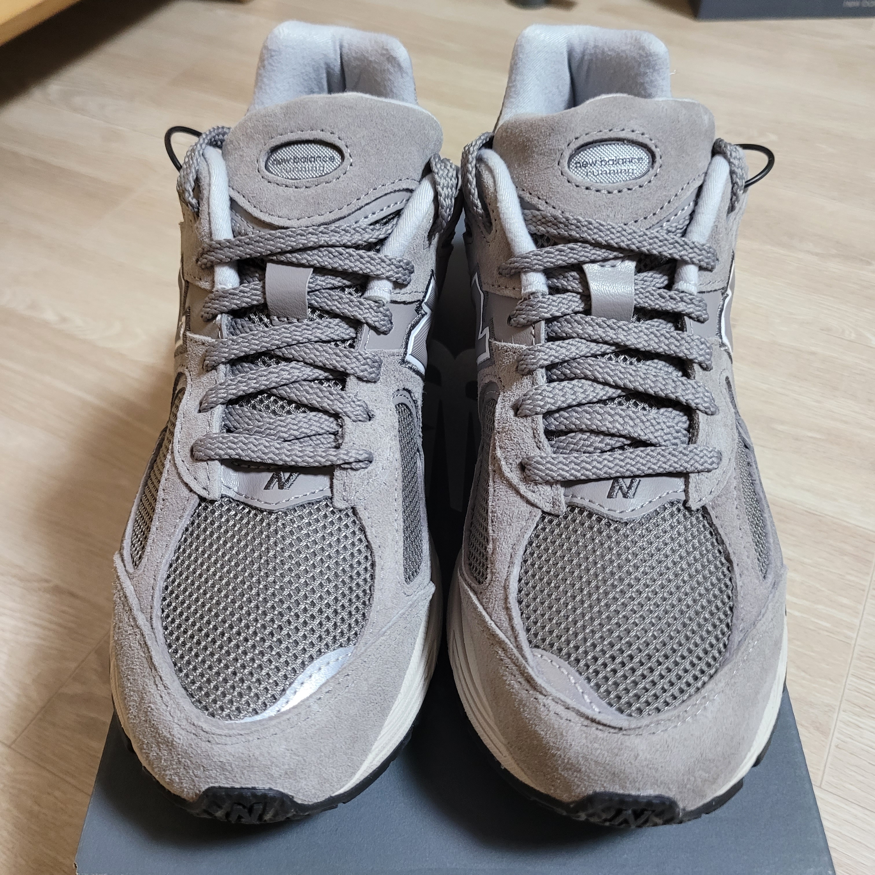 New Balance 2002R Grey 착용 스타일 - 2