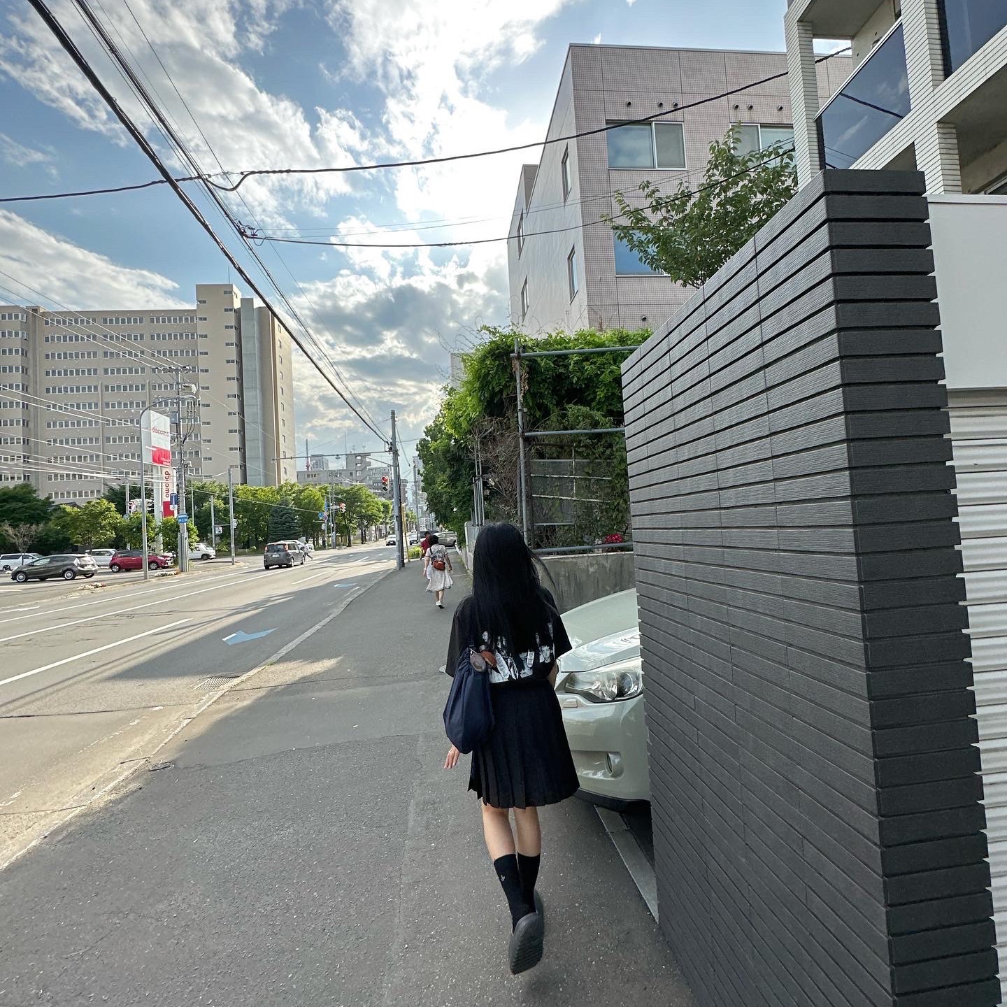 Adidas Yeezy Slide Onyx, Stussy x Martine Rose Collage Pigment Dyed T-Shirt Black 착용 스타일 - 1