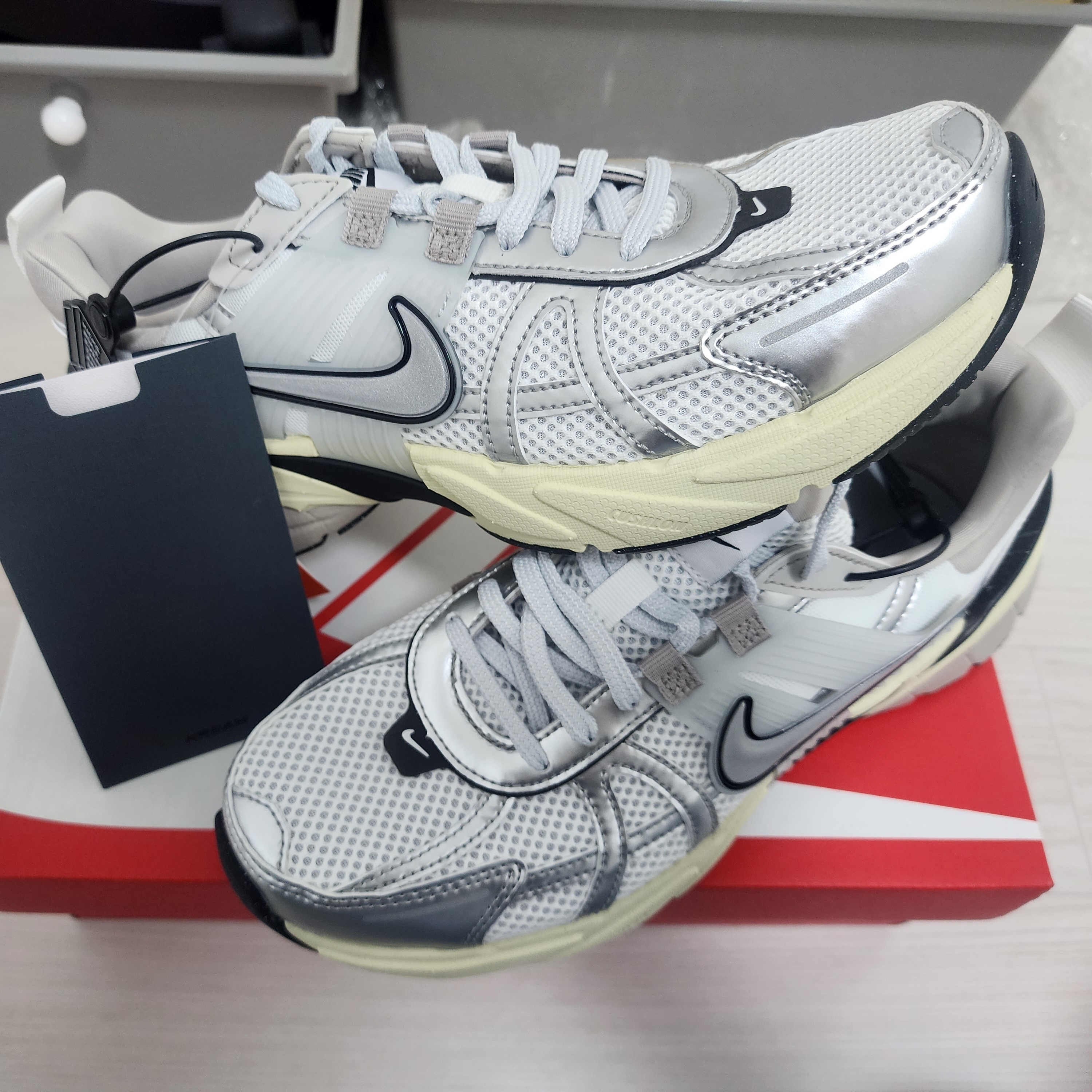 Nike V2K Run Summit White Metallic Silver 착용 스타일