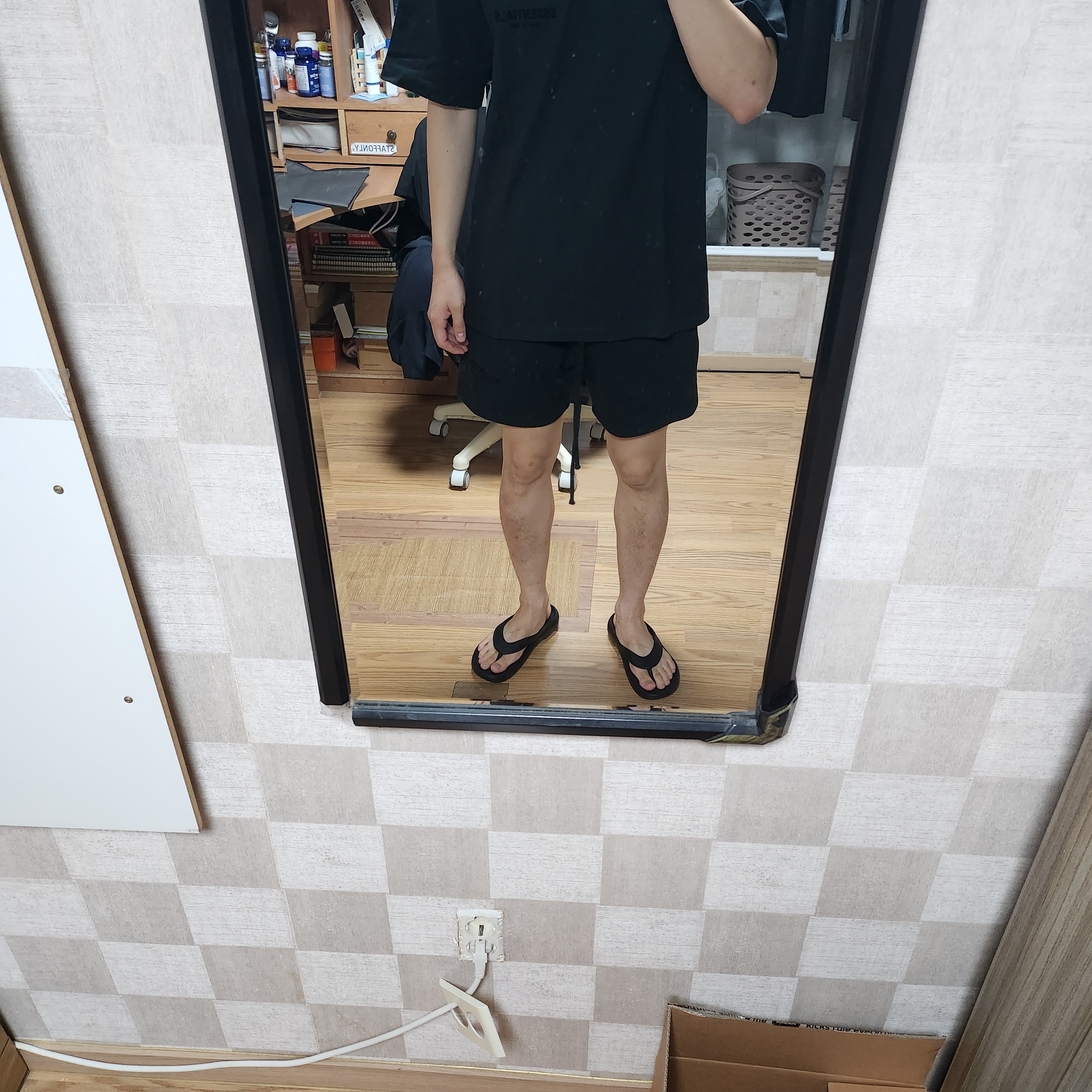 Essentials The Core Collection T-Shirt Stretch Limo, Essentials The Core Collection Sweatshorts Stretch Limo 착용 스타일