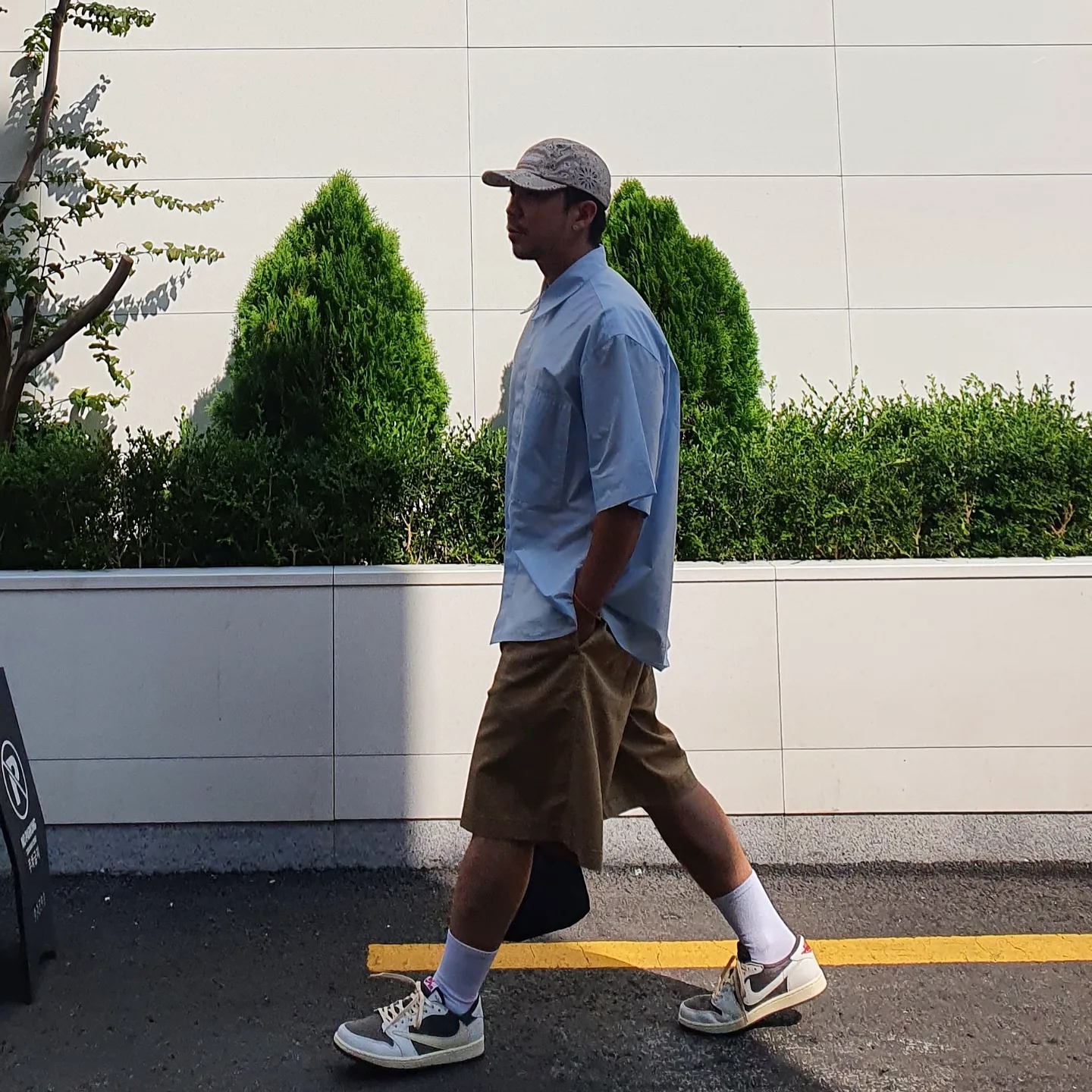 Jordan 1 x Travis Scott Retro Low OG SP Sail and Ridgerock 착용 스타일