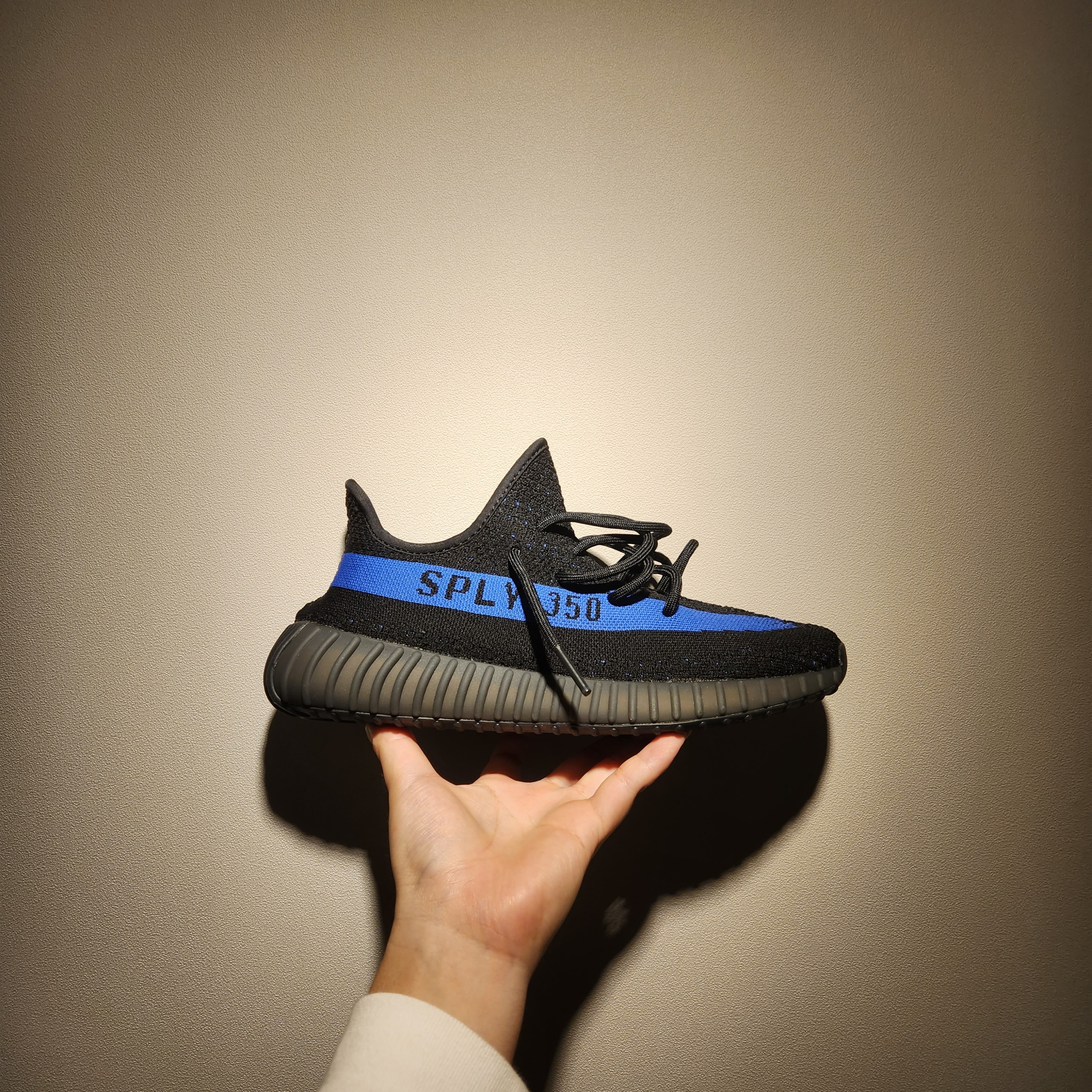 Adidas Yeezy Boost 350 V2 Dazzling Blue 착용 스타일