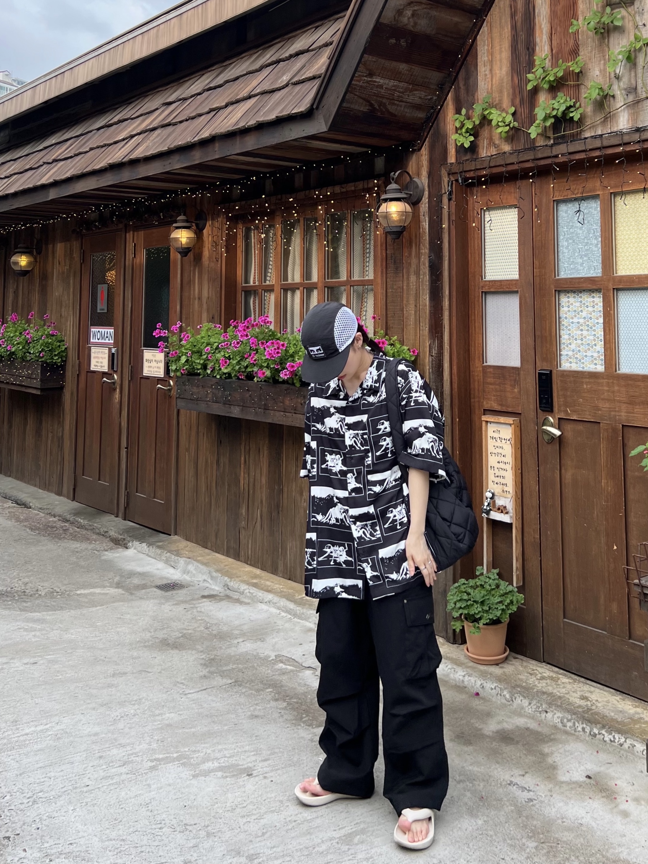New Balance x Taw&Toe Flip Flop Ivory, Helinox x Obey Camp Cap Black 착용 스타일 - 5