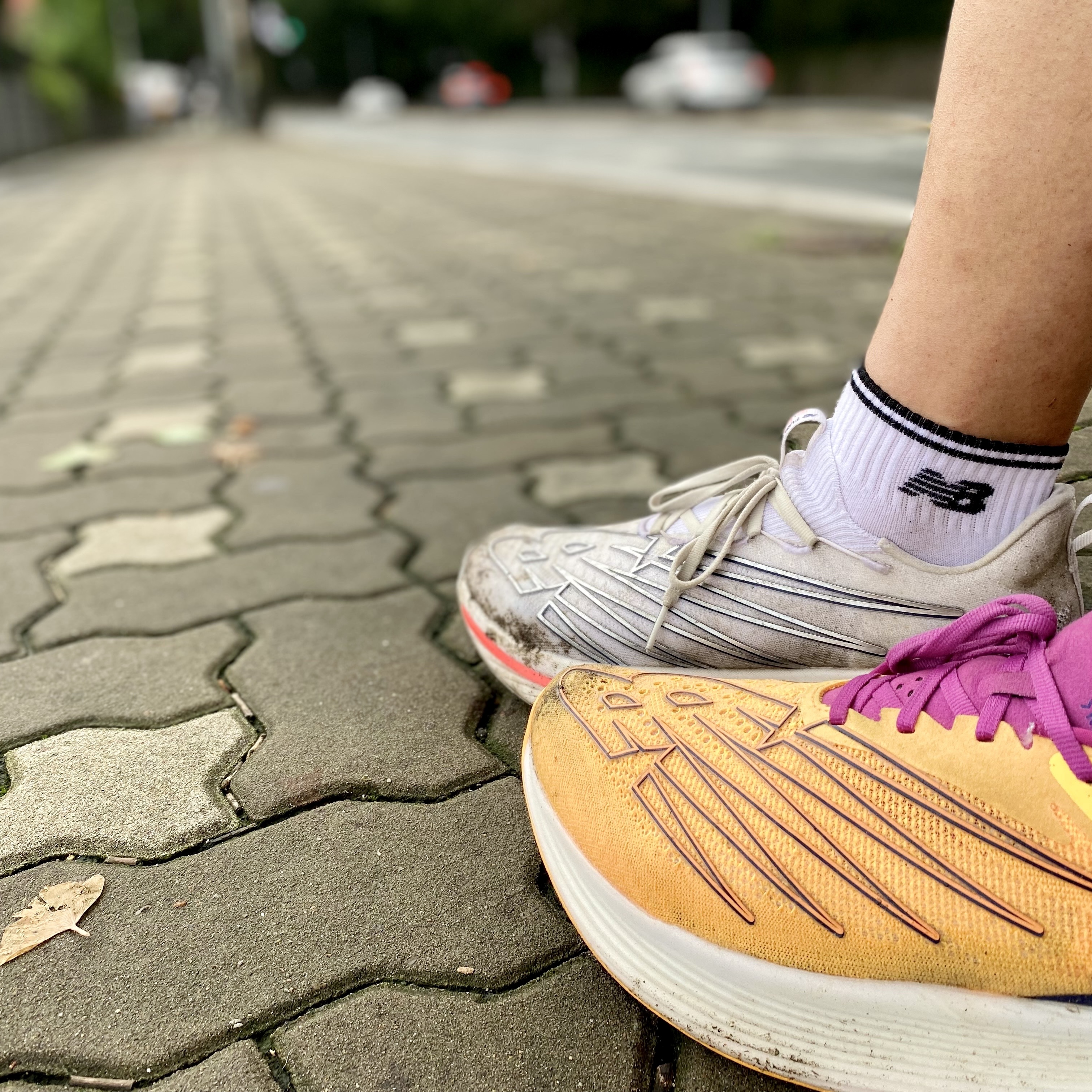 New Balance FuelCell SC Elite v3 White - D Standard, New Balance FuelCell RC Elite v2 Vibrant Apricot - 2E Wide 착용 스타일 - 1