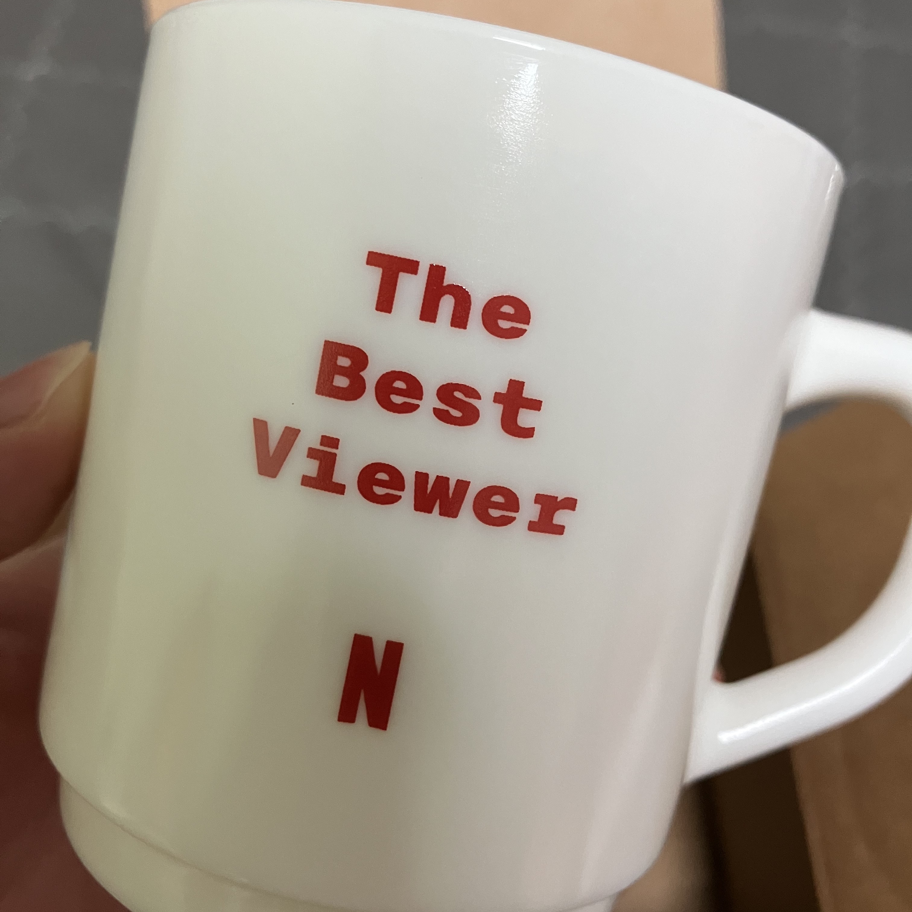 IAB Studio x Netflix Milk Glass White 착용 스타일 - 2