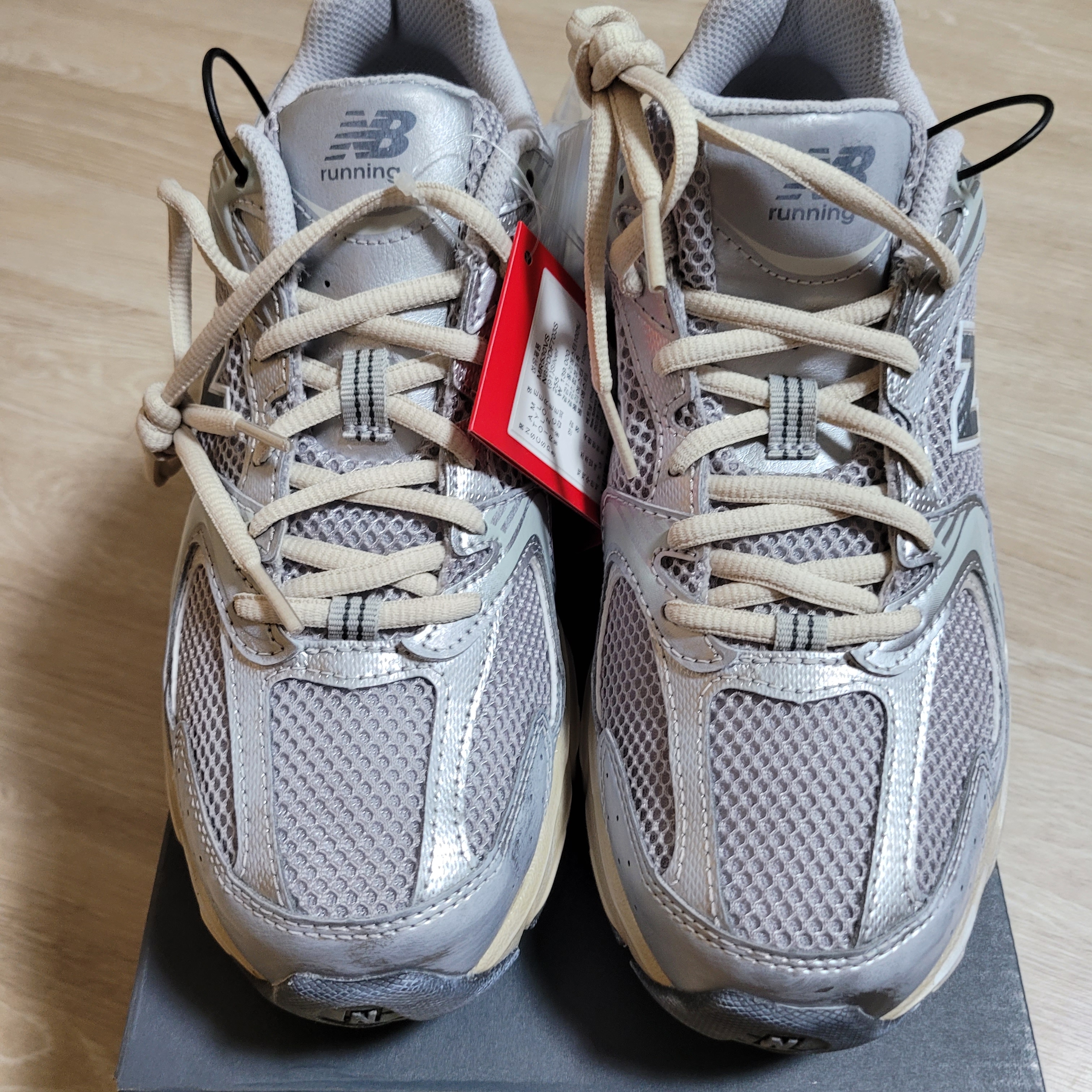 New Balance 530 Vintage Metallic Silver 착용 스타일 - 2