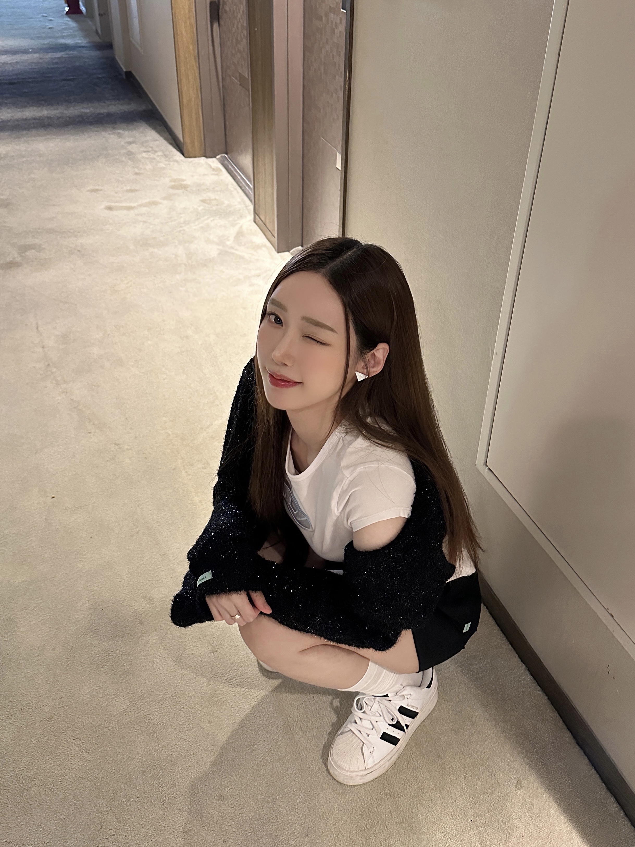 (W) Diesel T-Angie Peekaboo Logo T-Shirt White, (W) Adidas Superstar Bonega Cloud White Core Black 착용 스타일 - 3