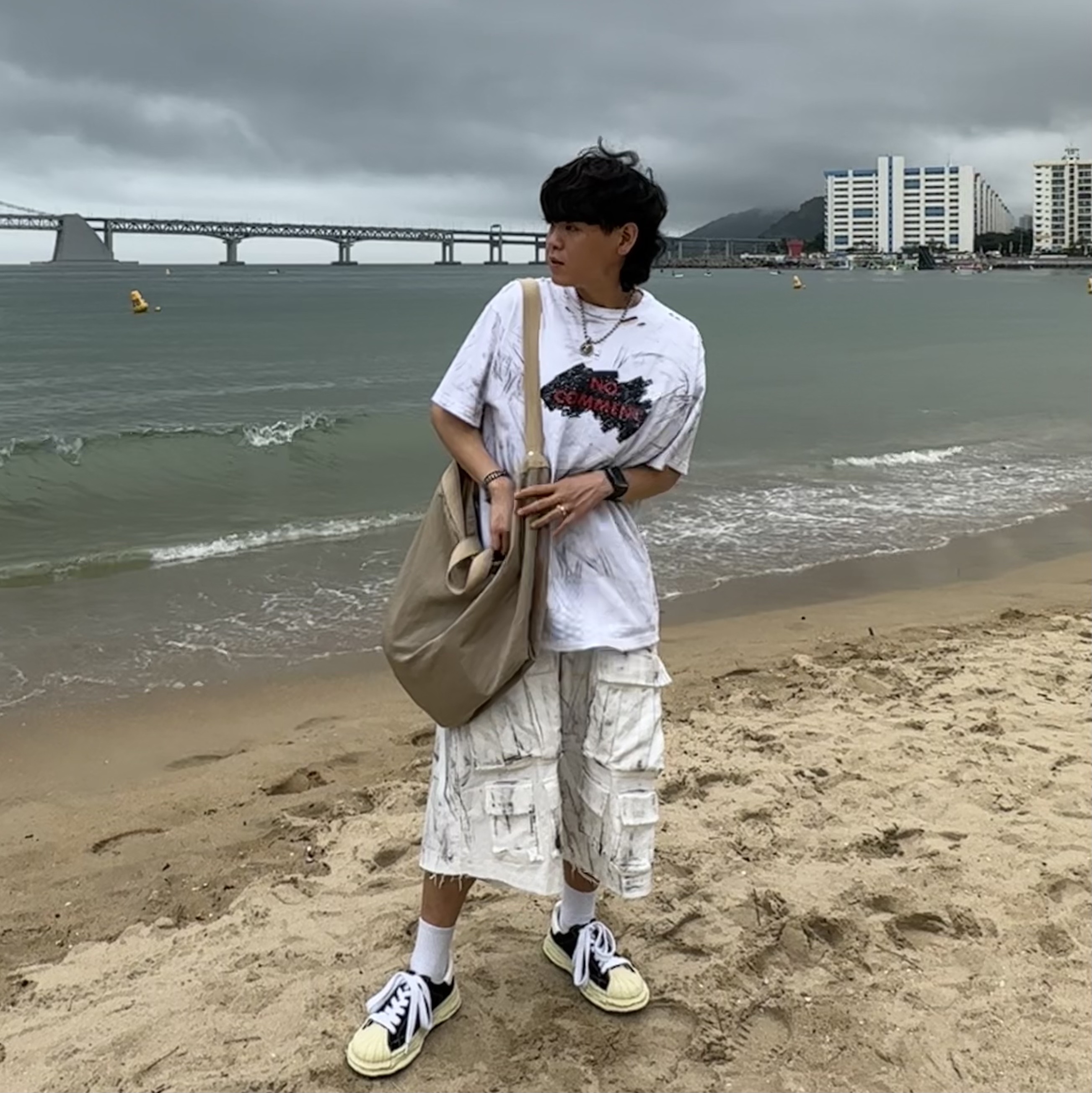Nos Couleurs Distressed Cargo Shorts White, Nos Couleurs No Comment T-Shirt White 착용 스타일 - 1