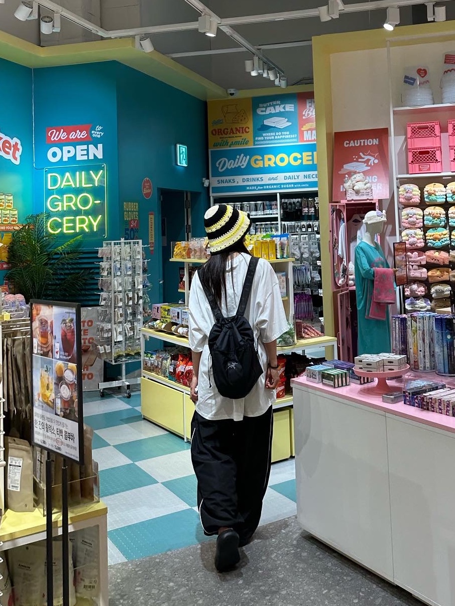 (W) Ganni Crochet Bucket Hat Golden Kiwi, Arc'teryx Heliad 10 Backpack Black 착용 스타일 - 4
