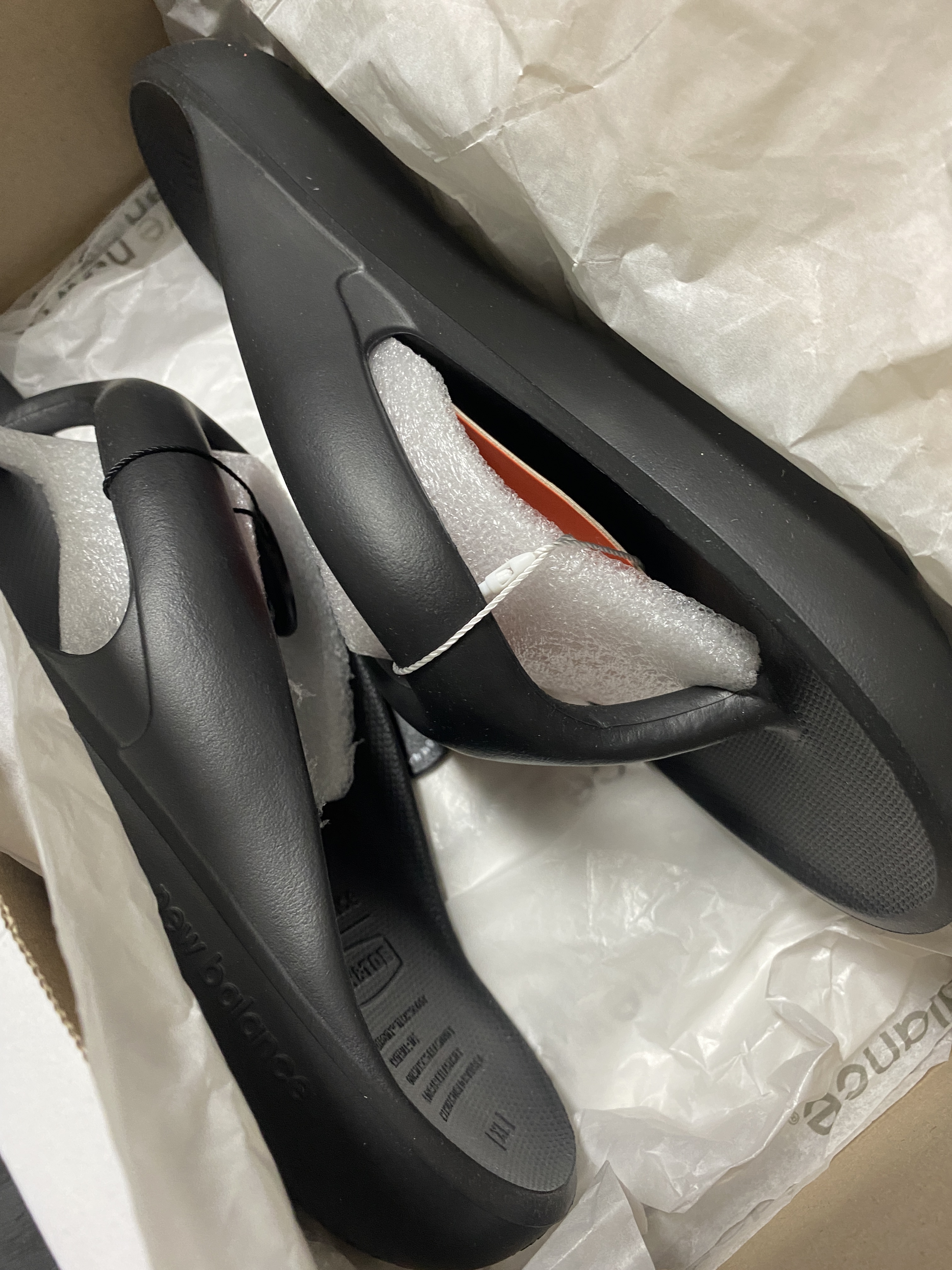 New Balance x Taw&Toe Flip Flop Black 착용 스타일