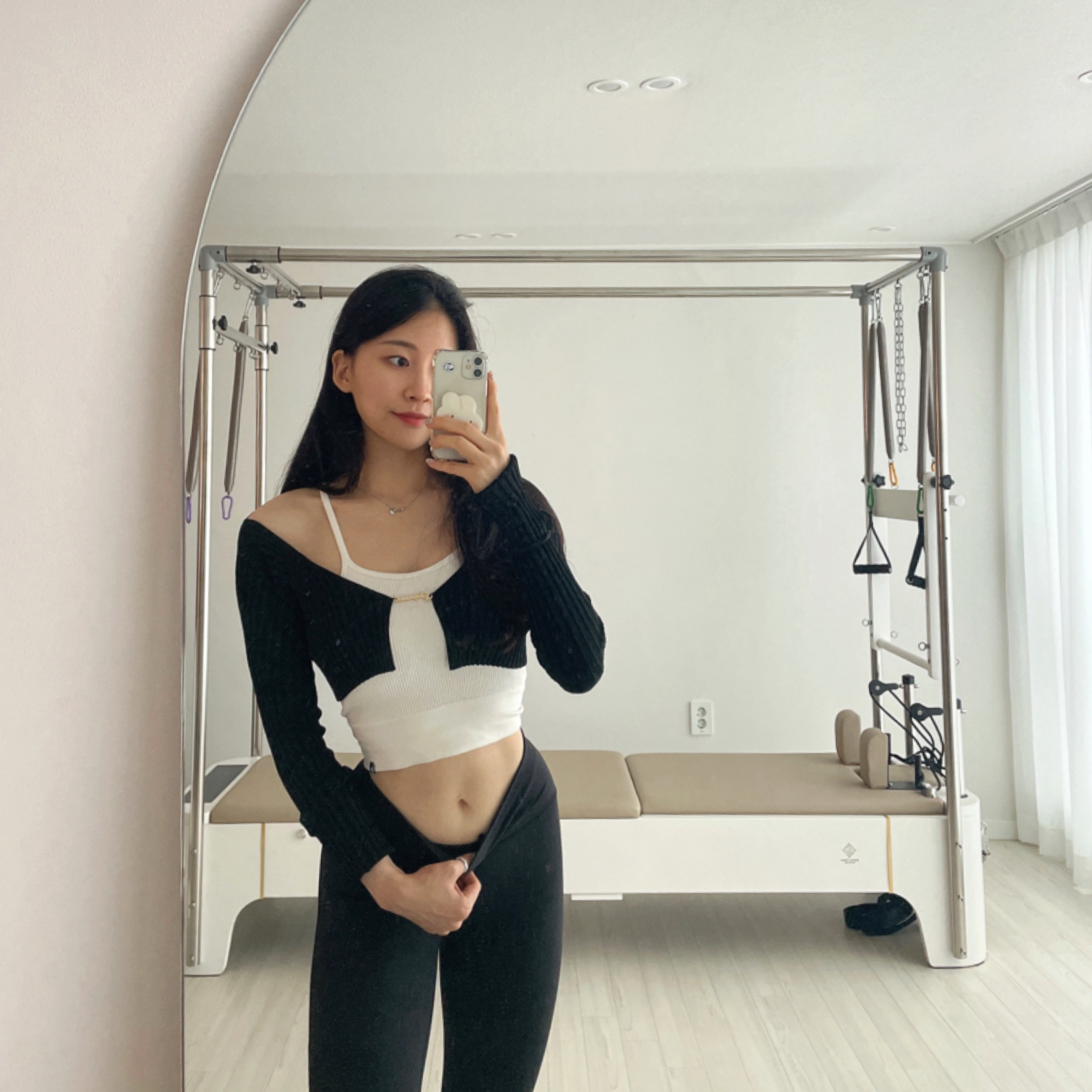 (W) Jacquemus La Maille Pralu Micro Charm Logo Cardigan Black 착용 스타일
