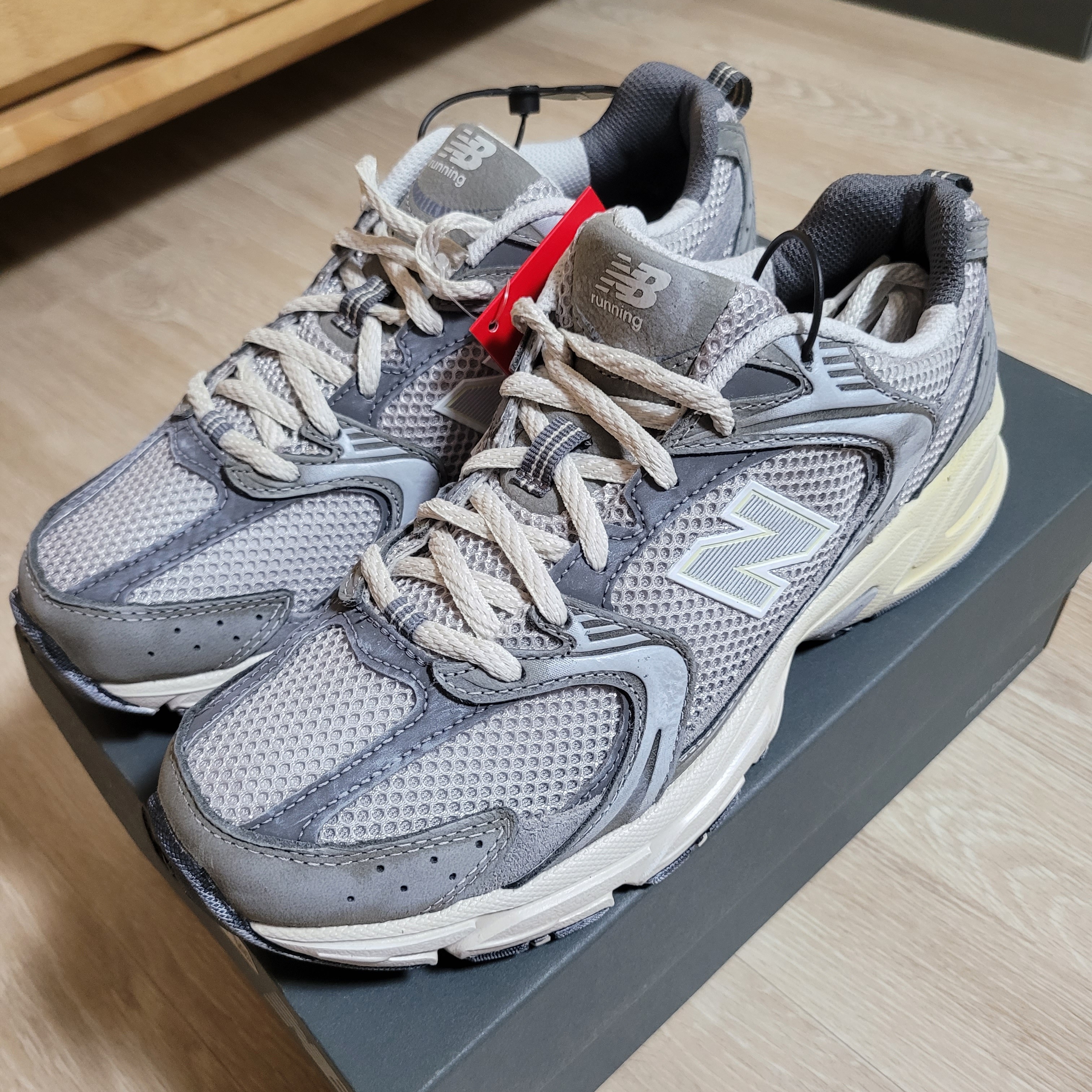 New Balance 530 Premium Vintage Grey Matter 착용 스타일 - 1