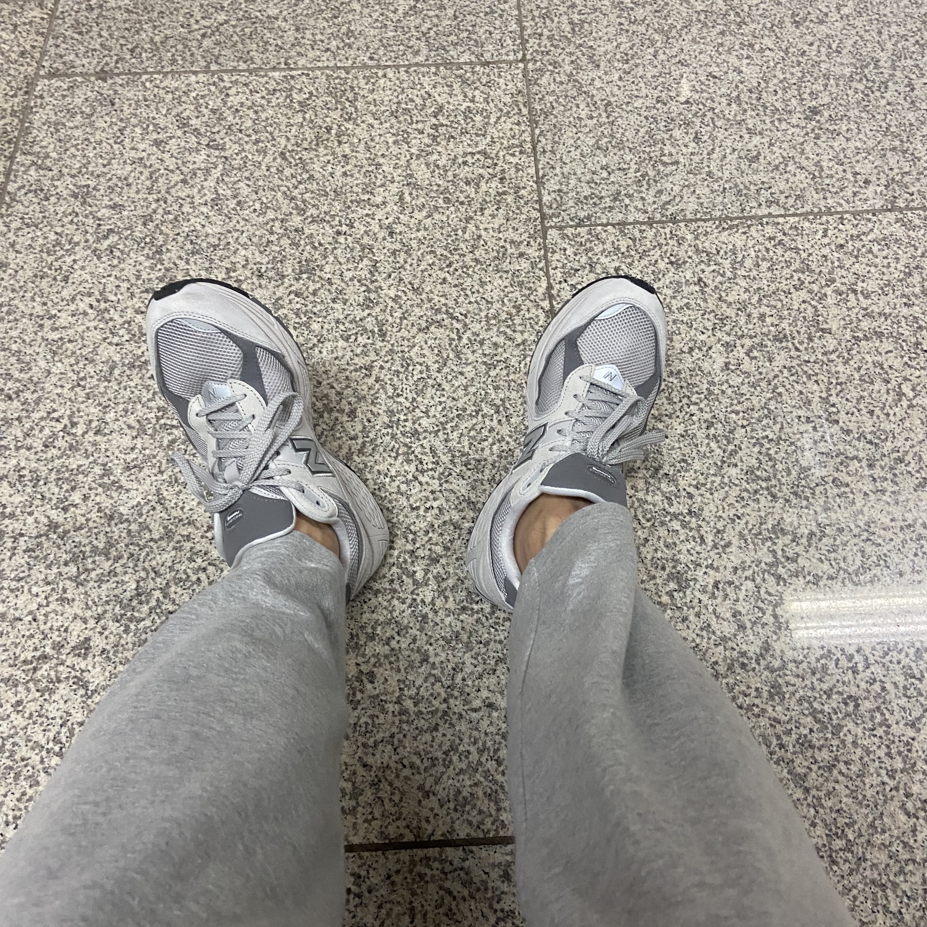 New Balance 2002R T2 Gray 착용 스타일