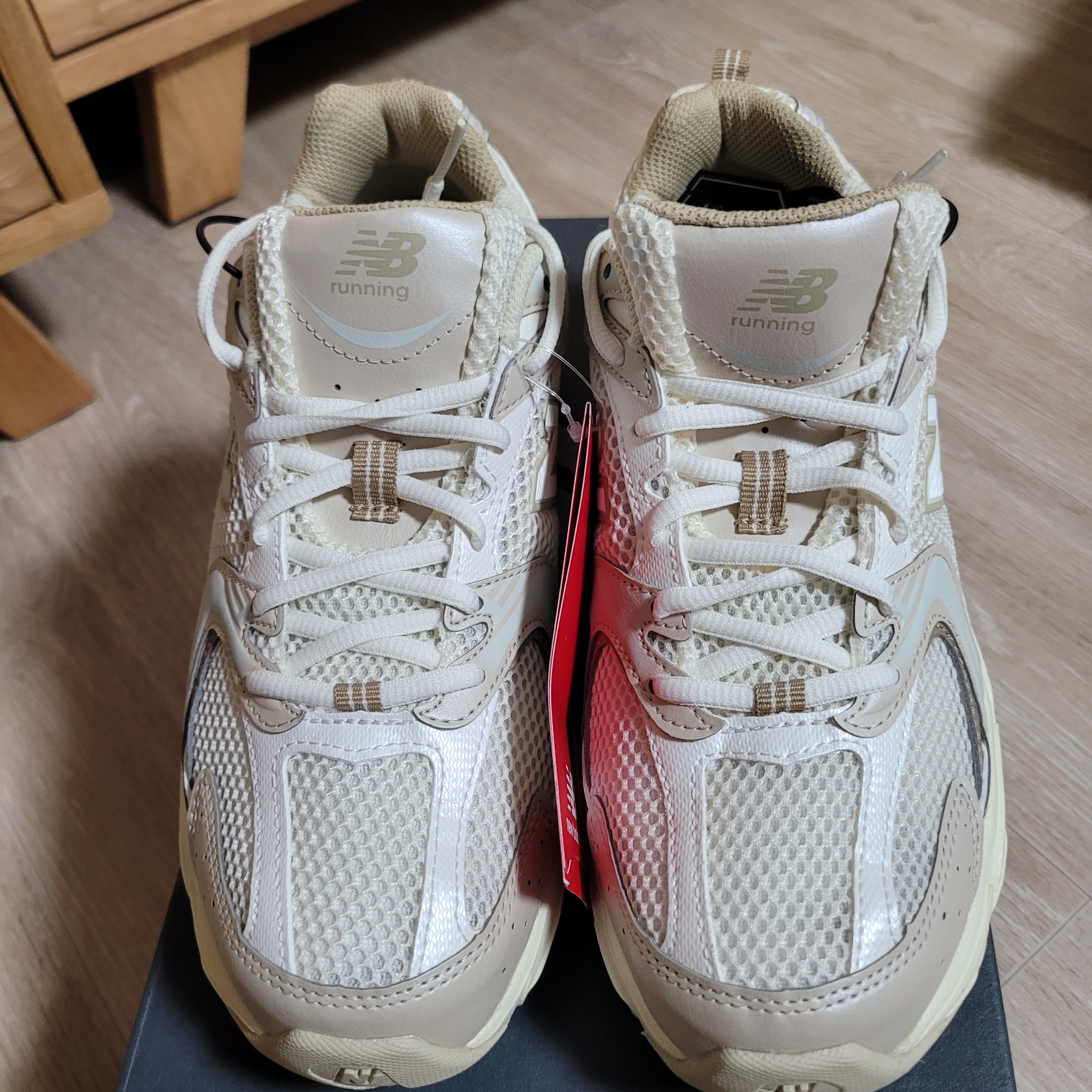 New Balance 530 Beige Angora 착용 스타일 - 2